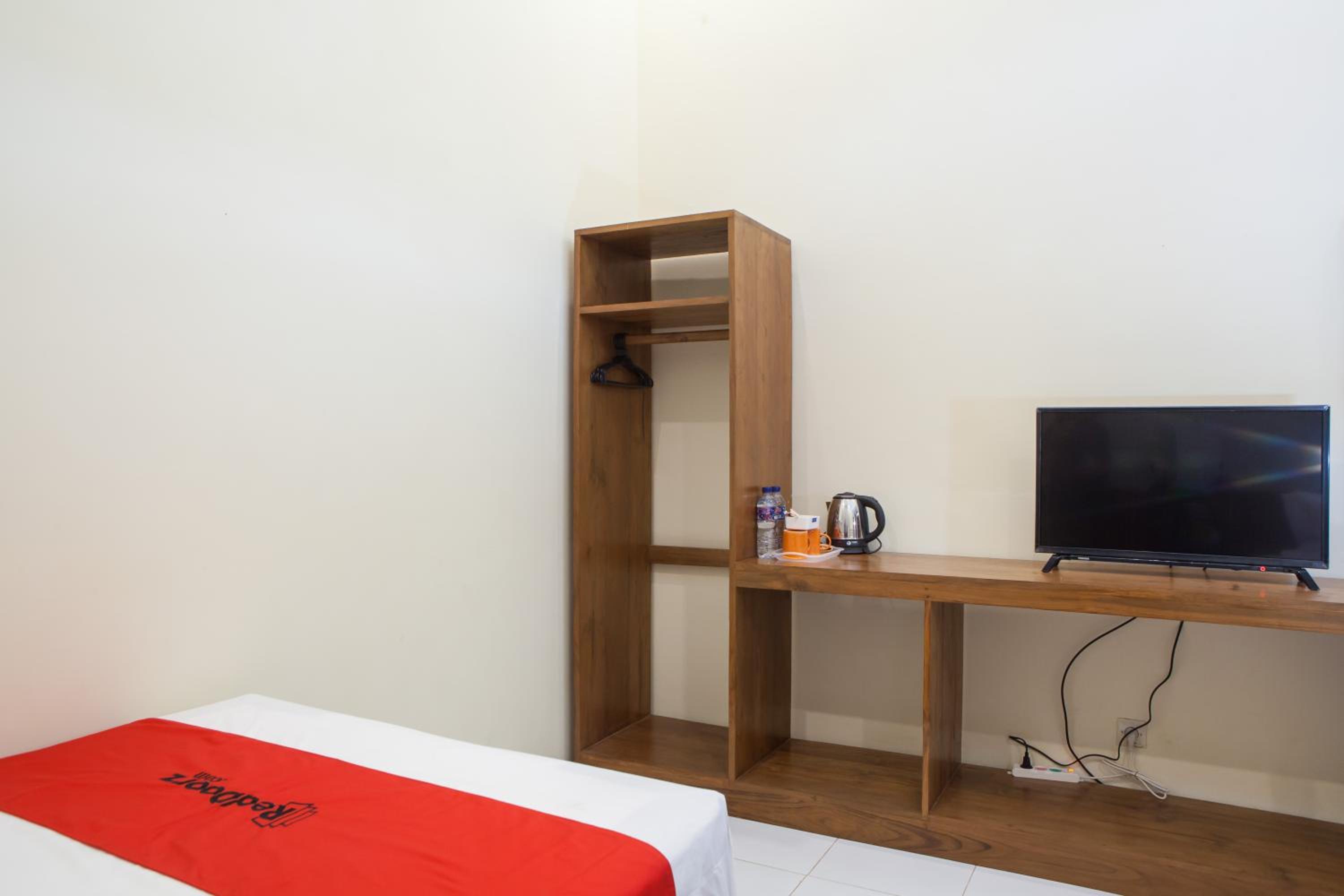 RedDoorz near Baluran National Park, Pandean - 15