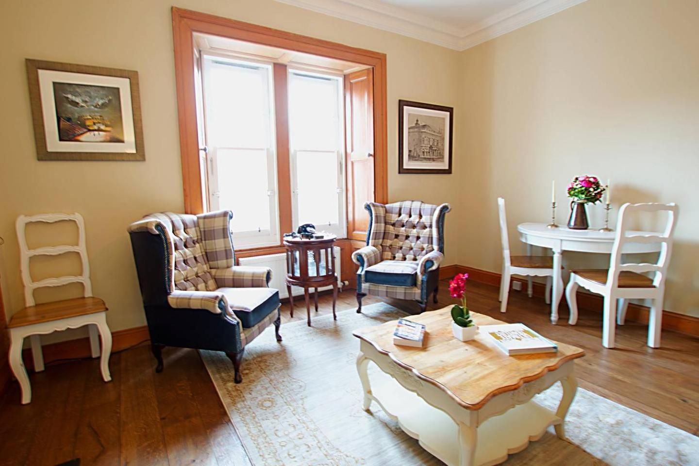 JOIVY Classic Apt with Castle Views in Old Town