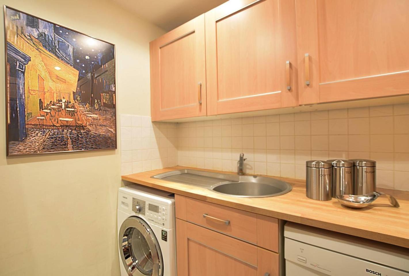 JOIVY Classic Apt with Castle Views in Old Town