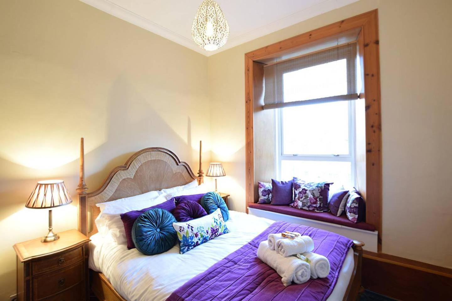 JOIVY Classic Apt with Castle Views in Old Town