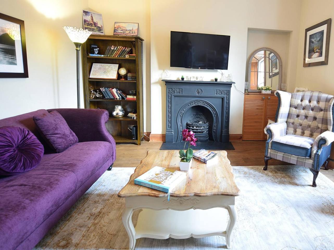 JOIVY Classic Apt with Castle Views in Old Town