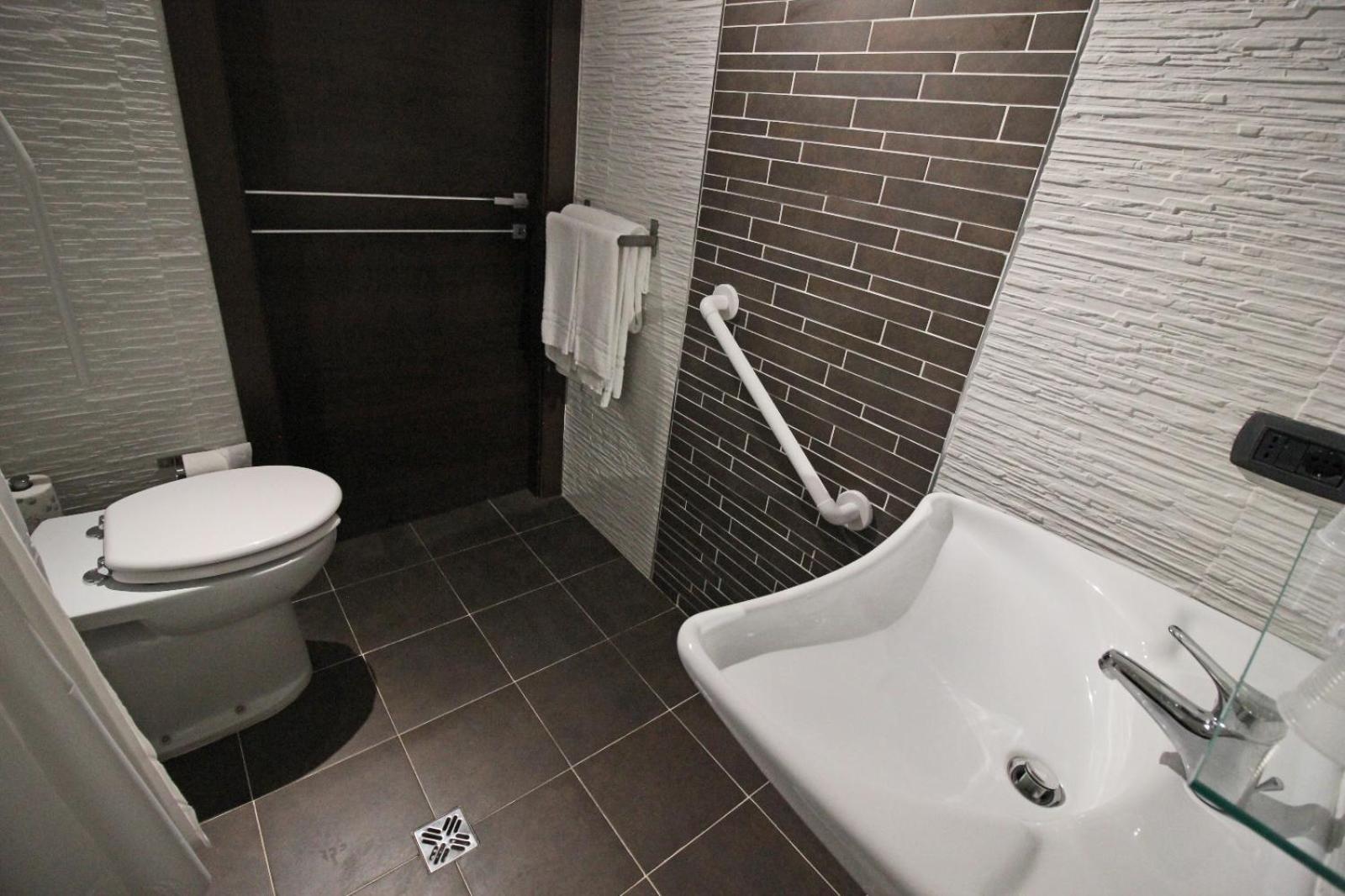 Hotel Charter-4