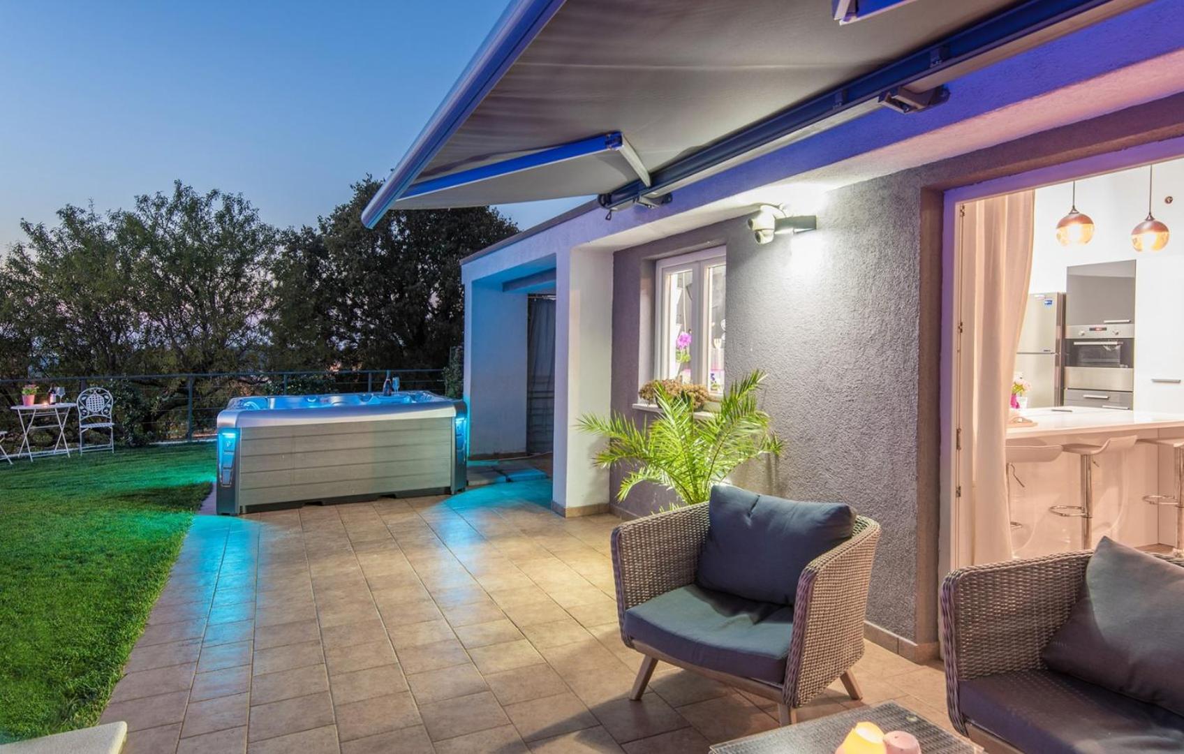 Modern Villa di Rovigno with Pool, Hot Tub and Sea View view 3