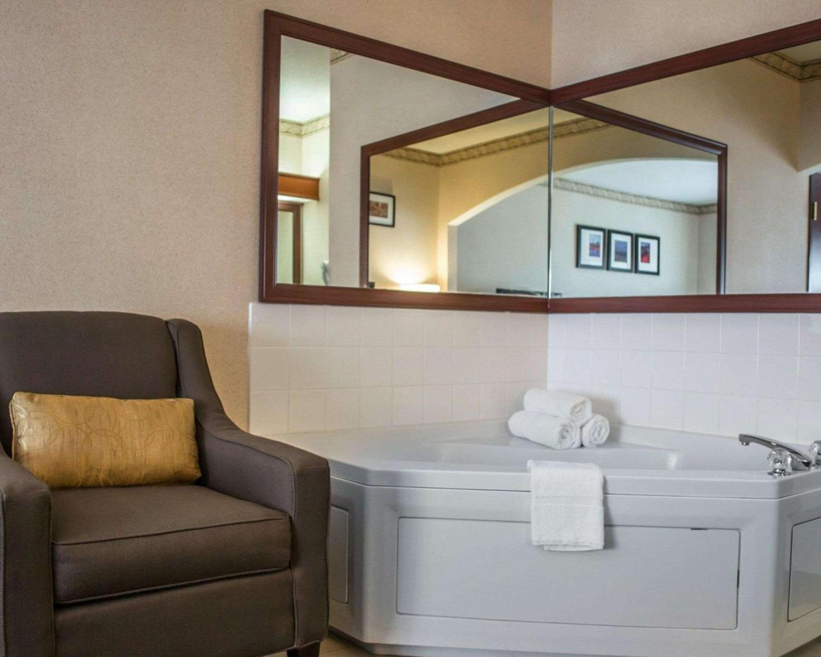 Portland Vacations - Comfort Suites Portland Southwest - Property Image 2