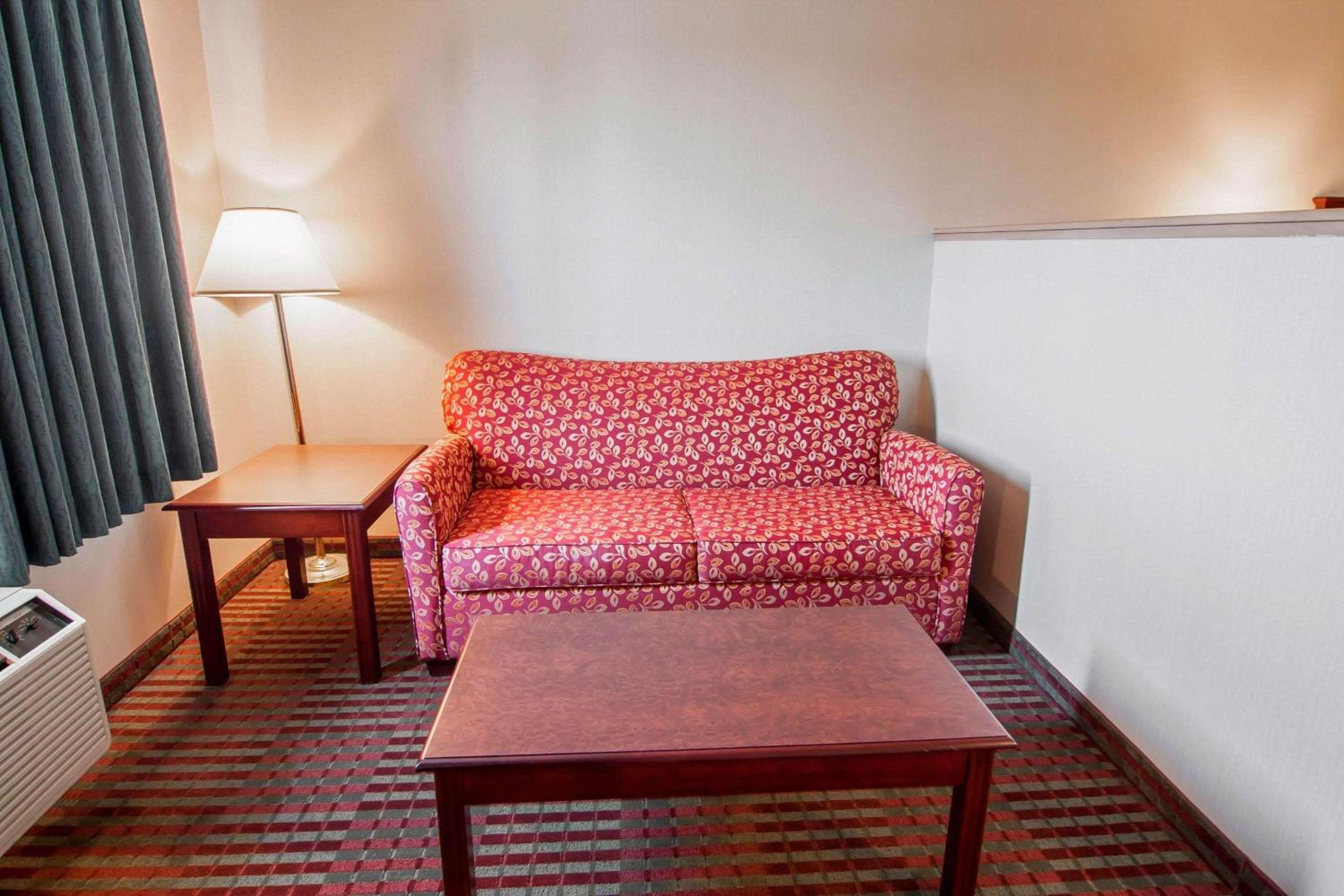 Bridgeway Inn & Suites