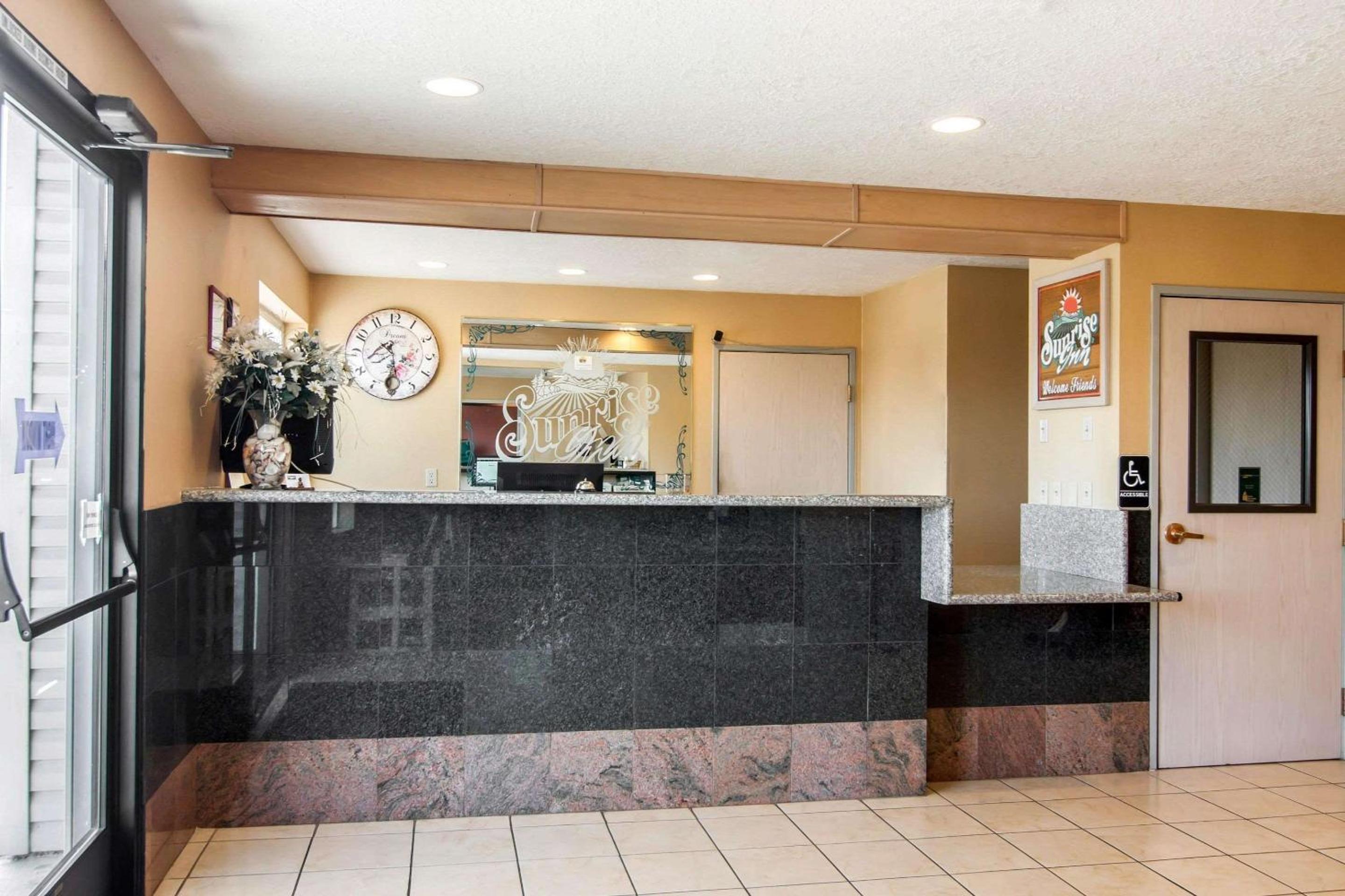 Bridgeway Inn & Suites
