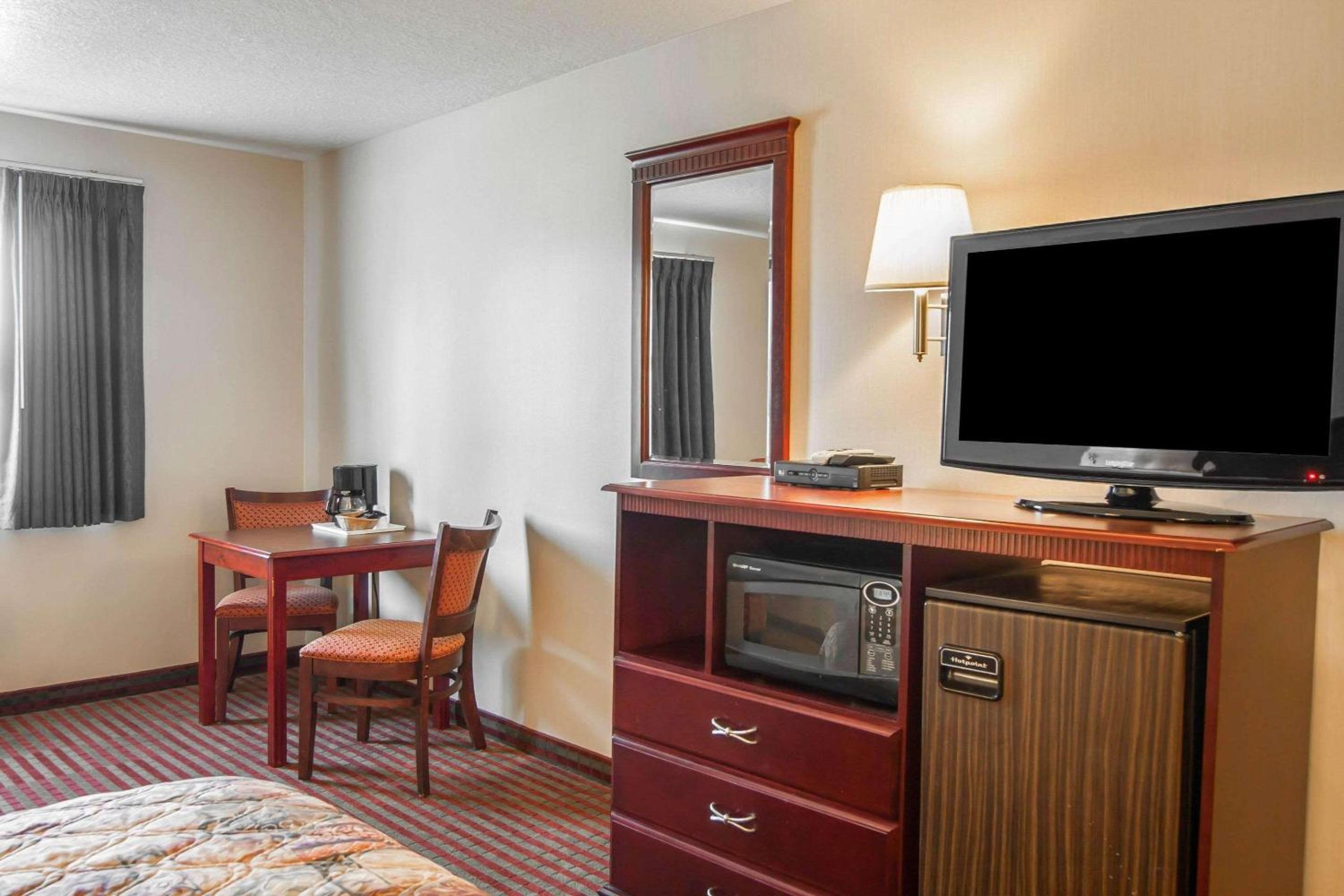 Bridgeway Inn & Suites