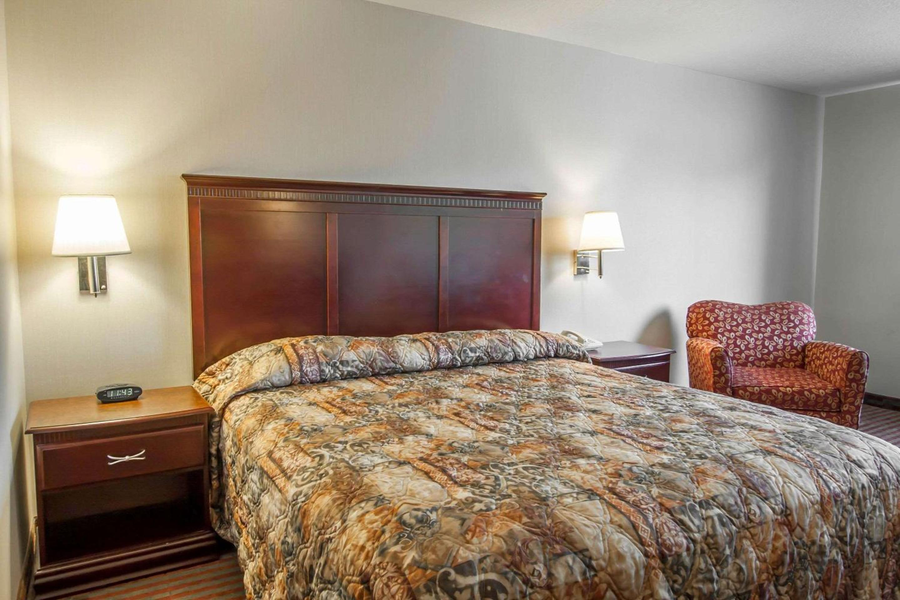 Bridgeway Inn & Suites