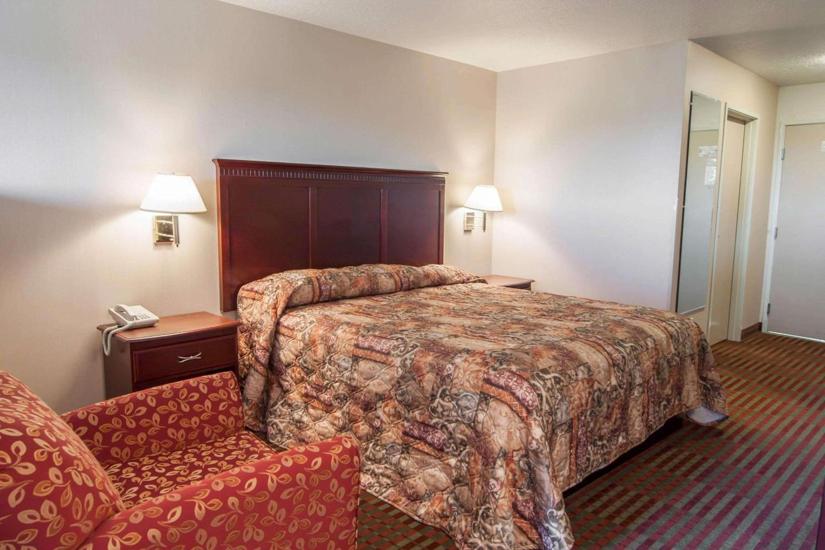 Bridgeway Inn & Suites
