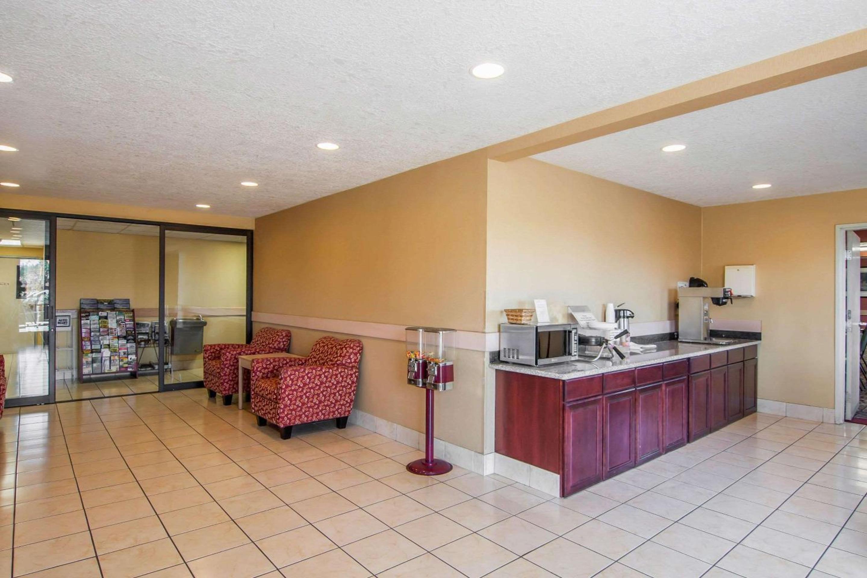 Bridgeway Inn & Suites