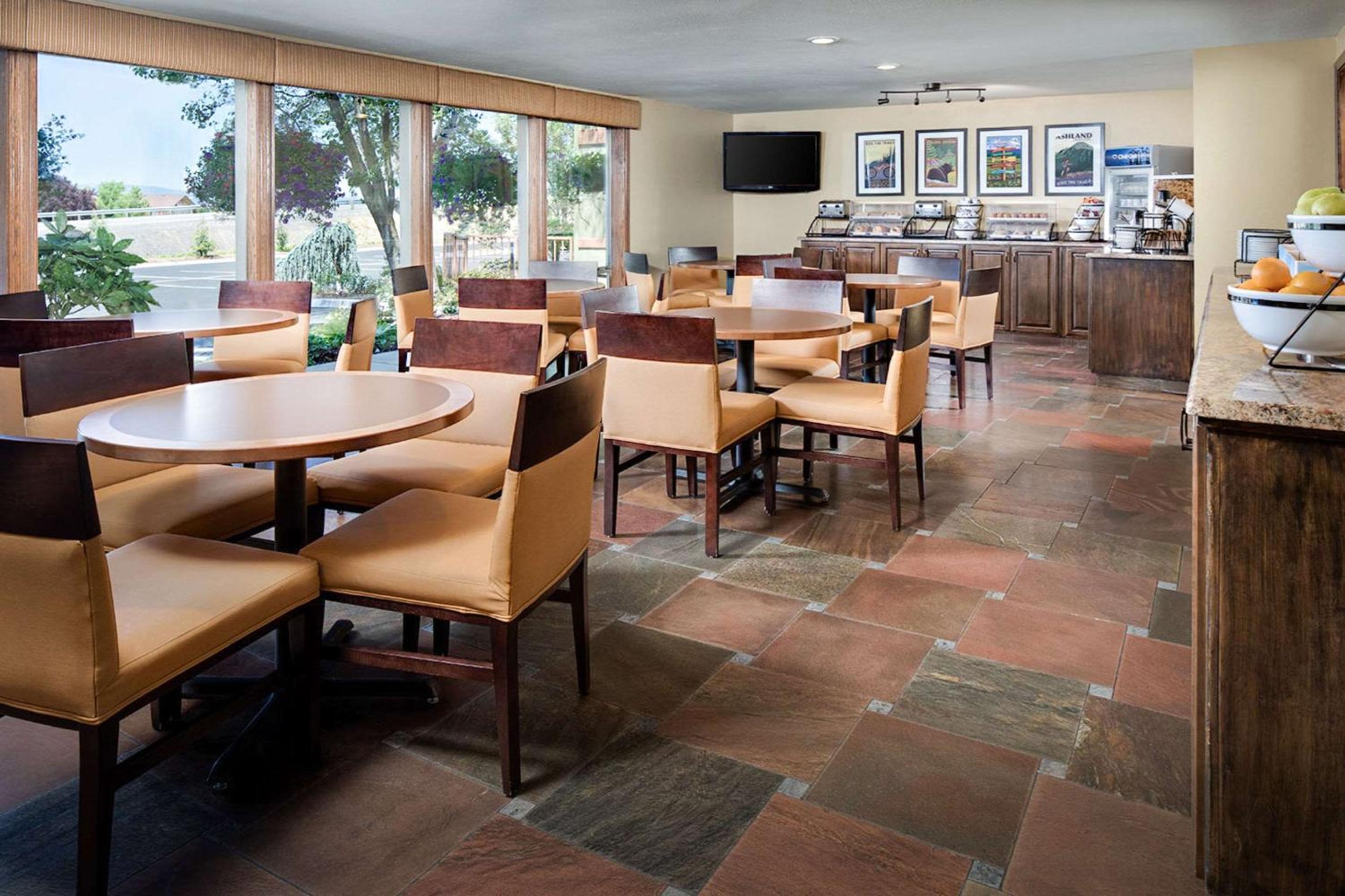 Ashland Vacations - Comfort Inn Suites Ashland - Property Image 9