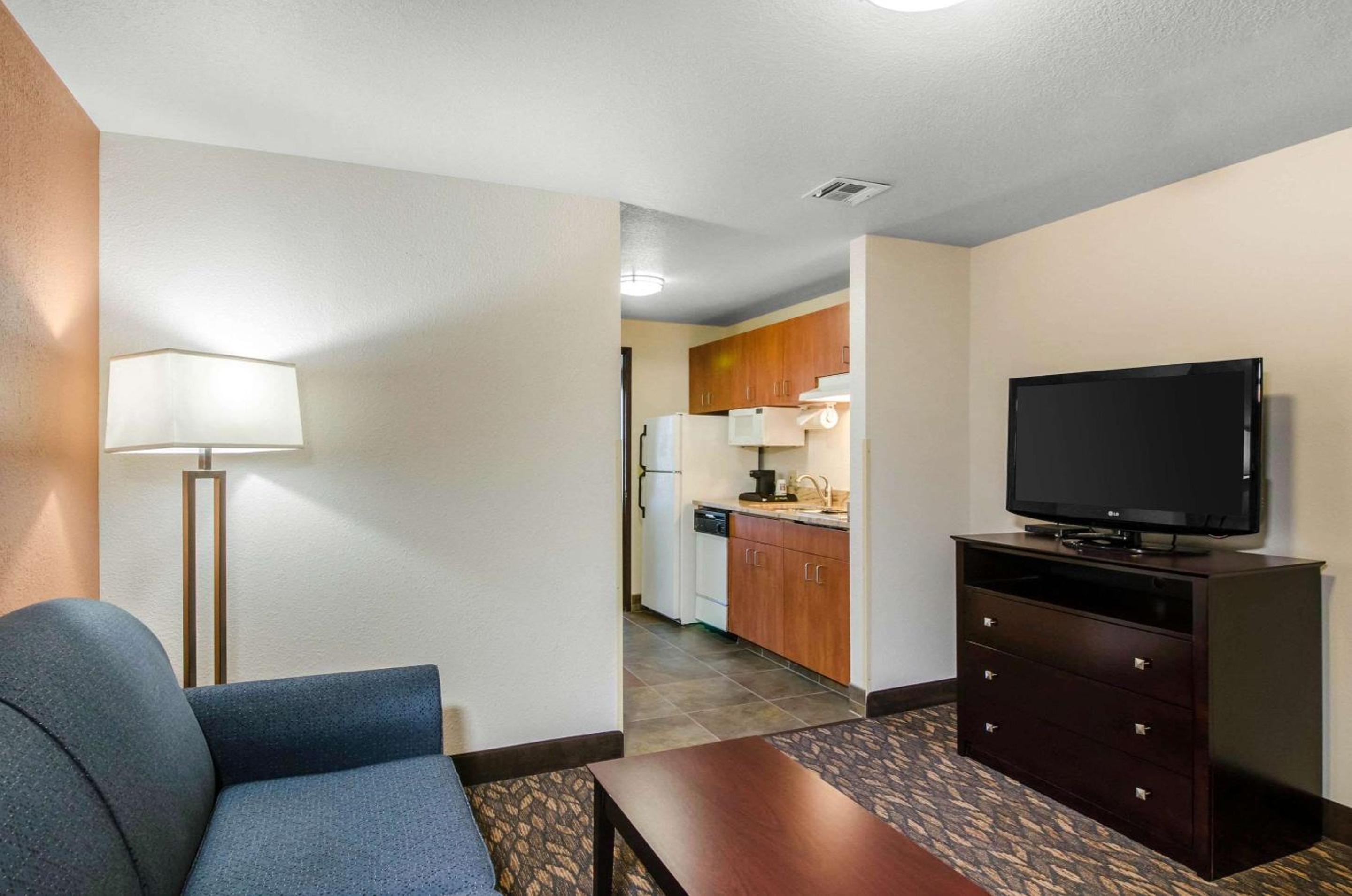 Ashland Vacations - Comfort Inn Suites Ashland - Property Image 10