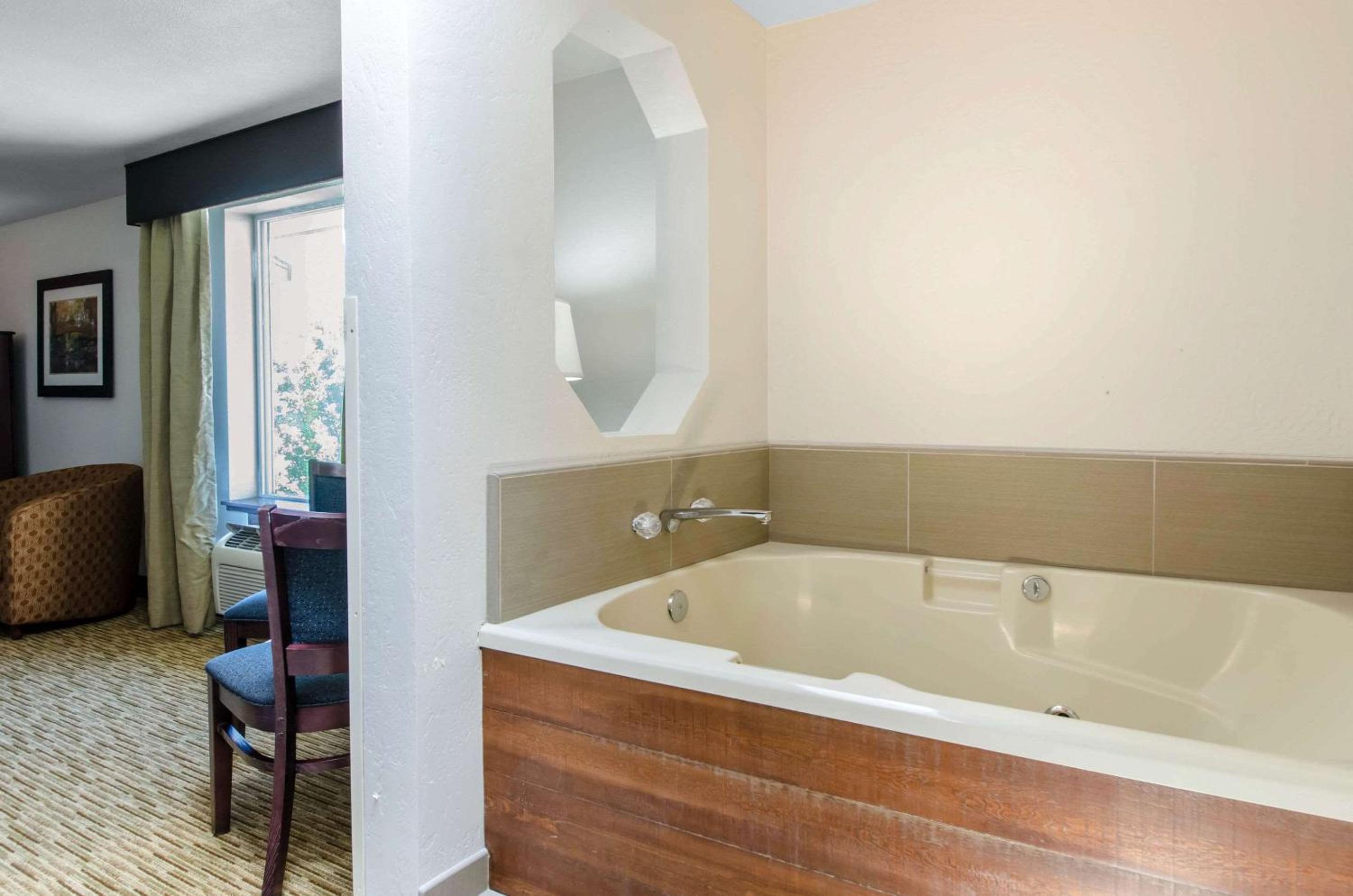 Ashland Vacations - Comfort Inn Suites Ashland - Property Image 12