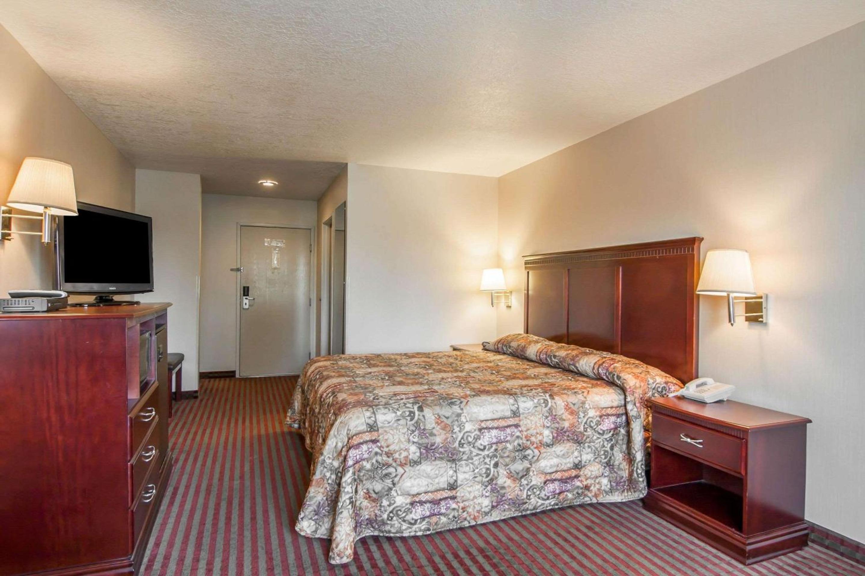 Bridgeway Inn & Suites