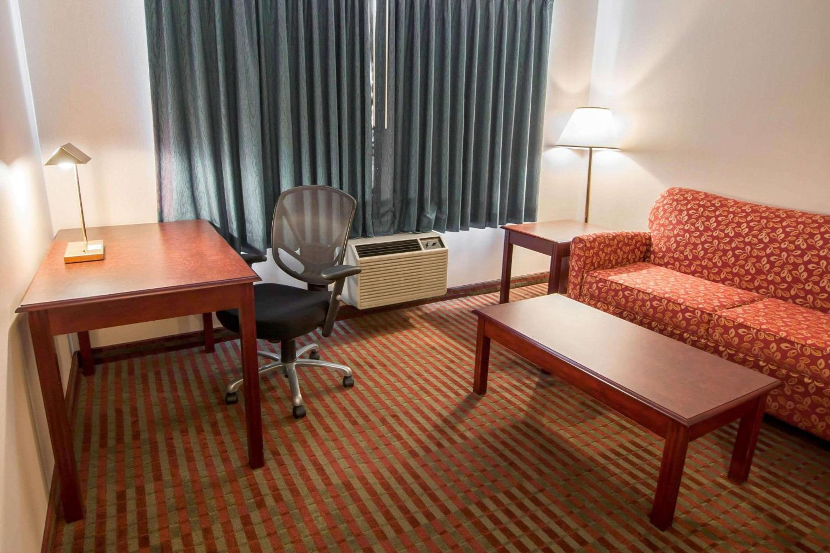 Bridgeway Inn & Suites
