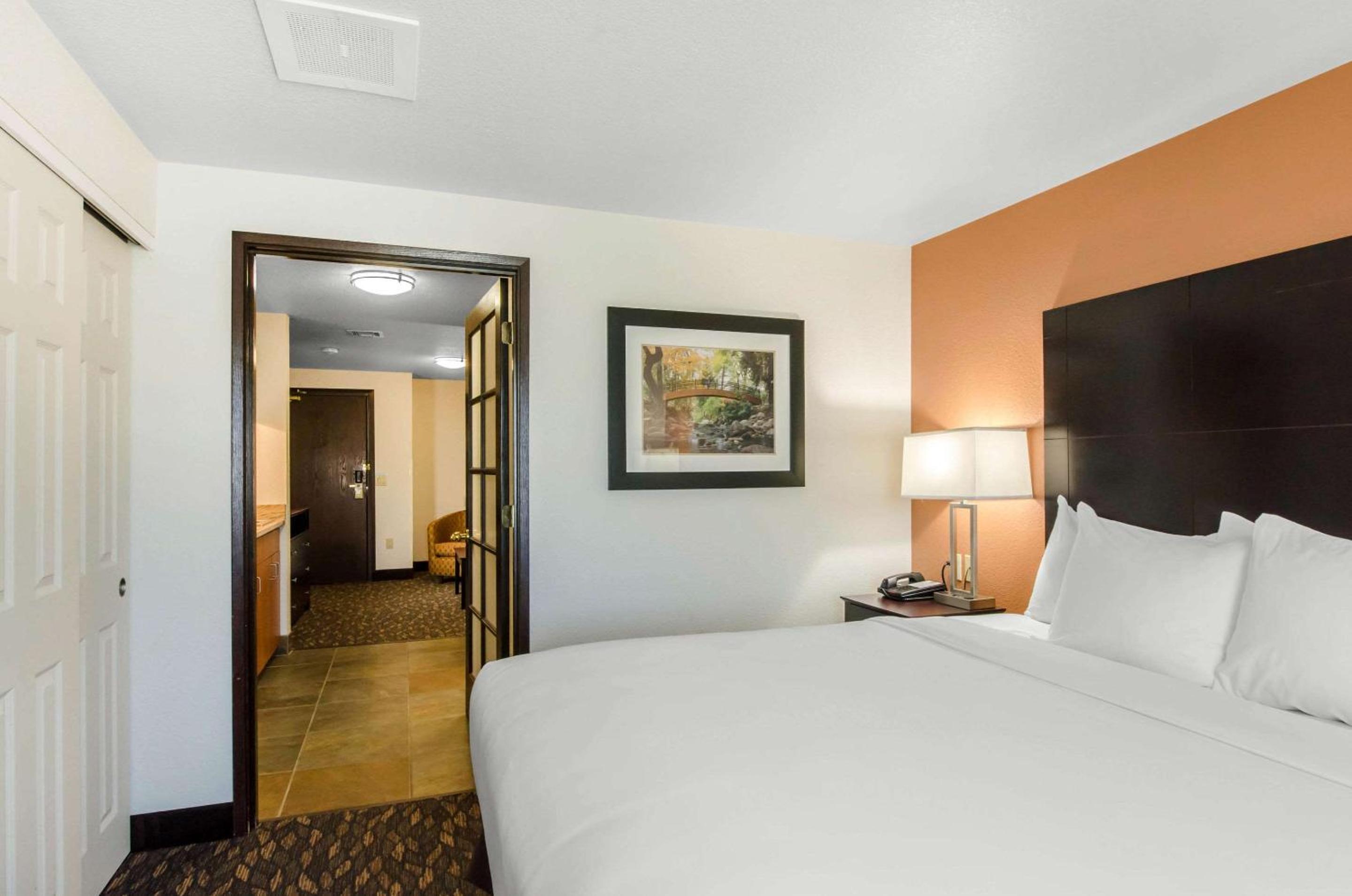 Ashland Vacations - Comfort Inn Suites Ashland - Property Image 18