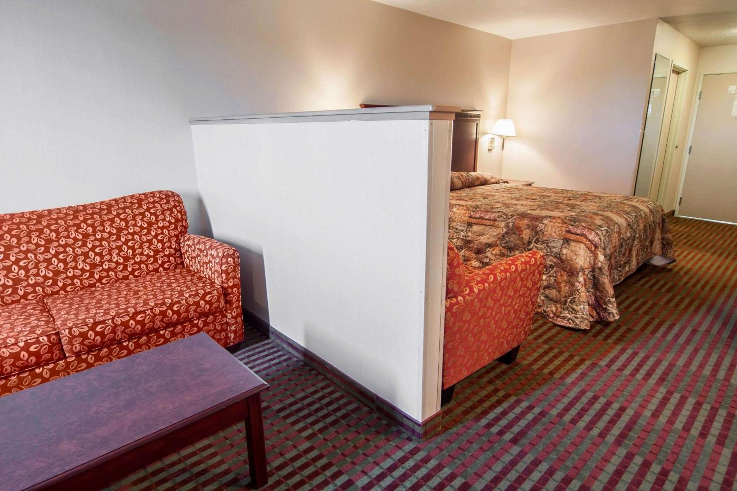 Bridgeway Inn & Suites