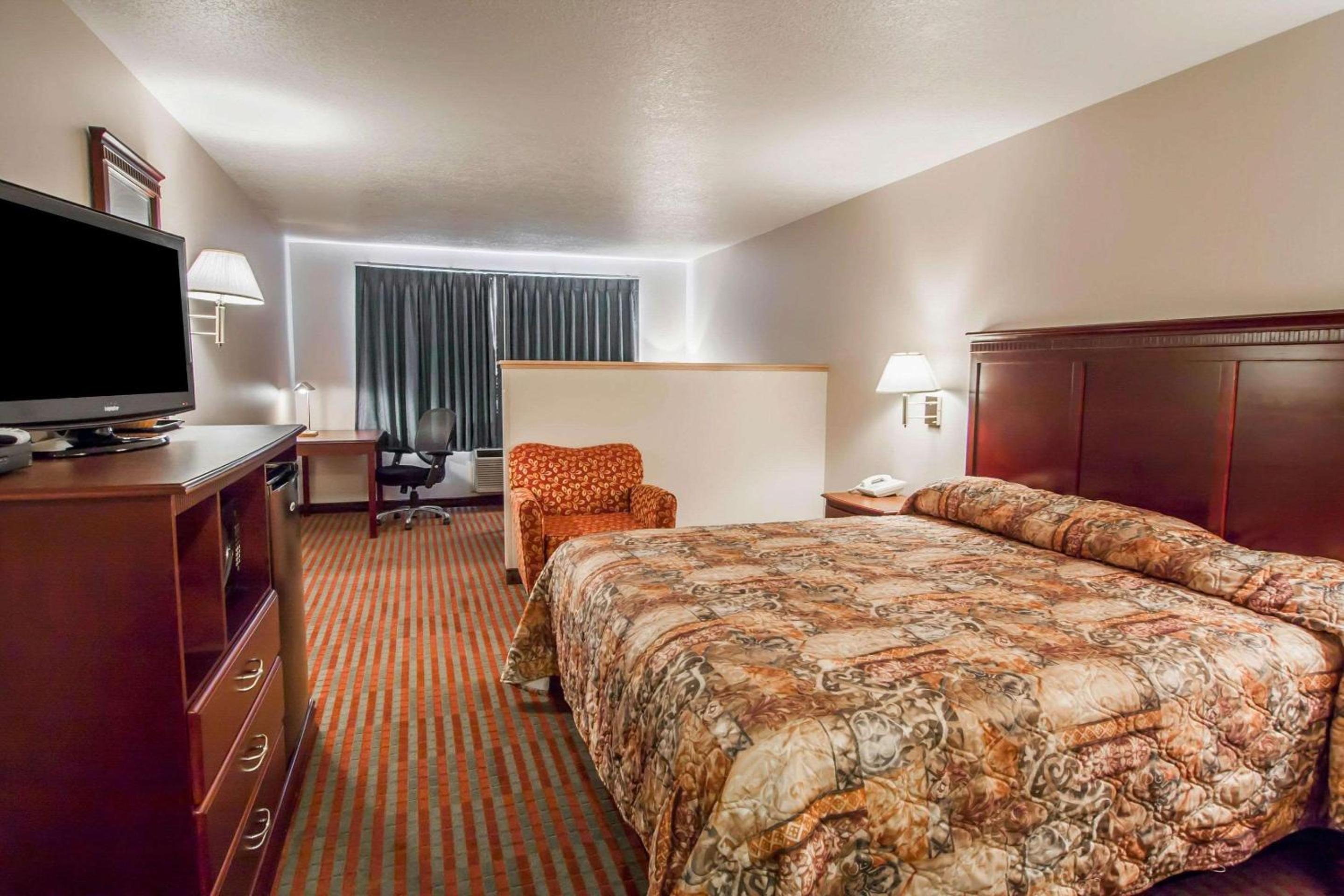 Bridgeway Inn & Suites