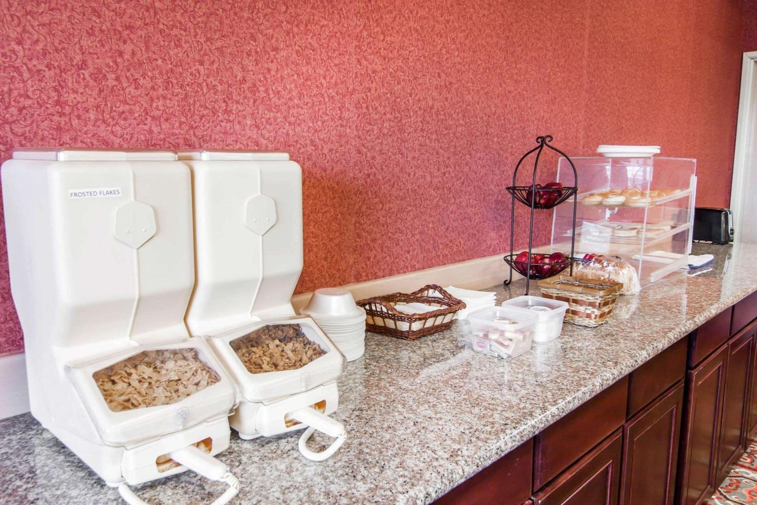 Bridgeway Inn & Suites