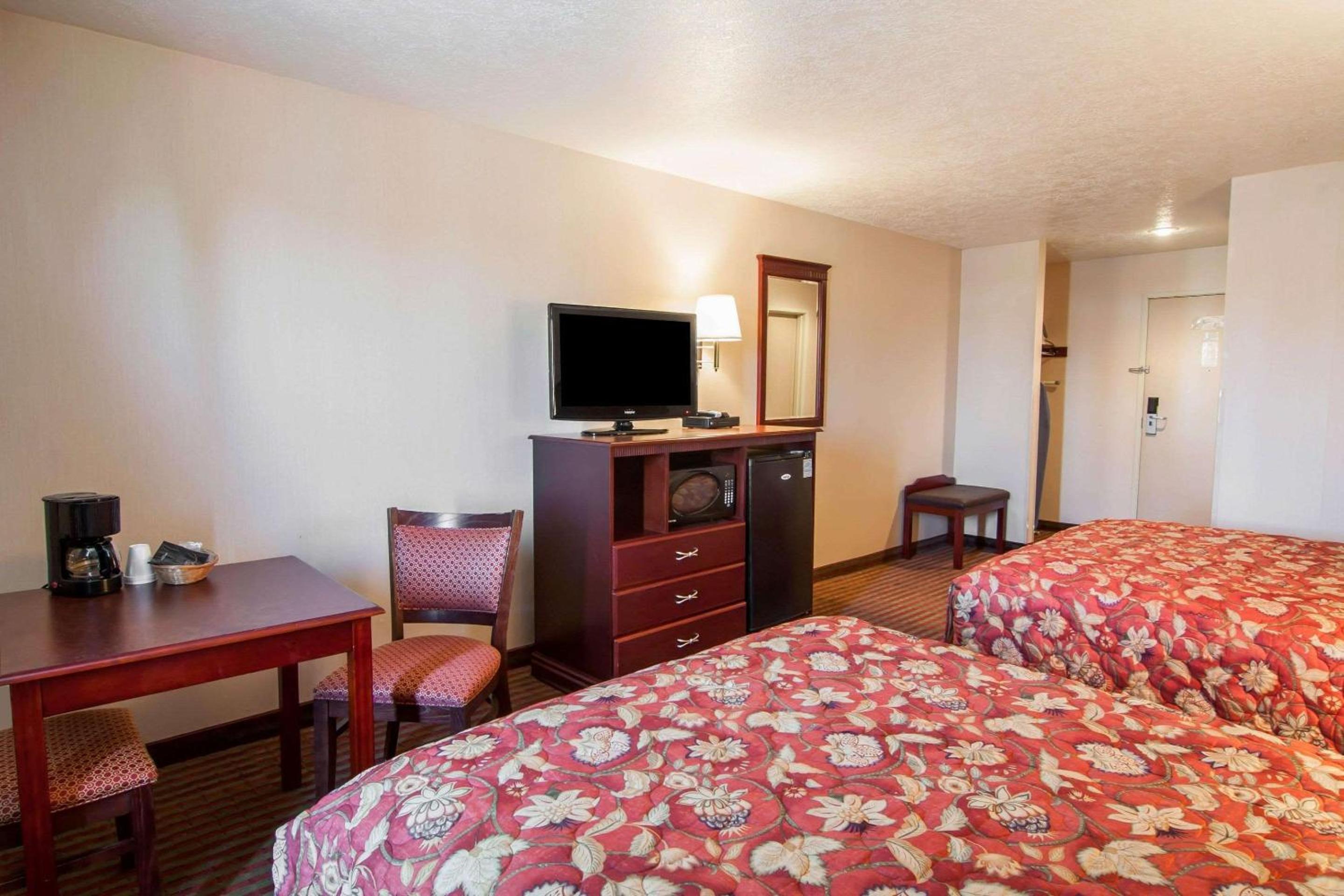 Bridgeway Inn & Suites