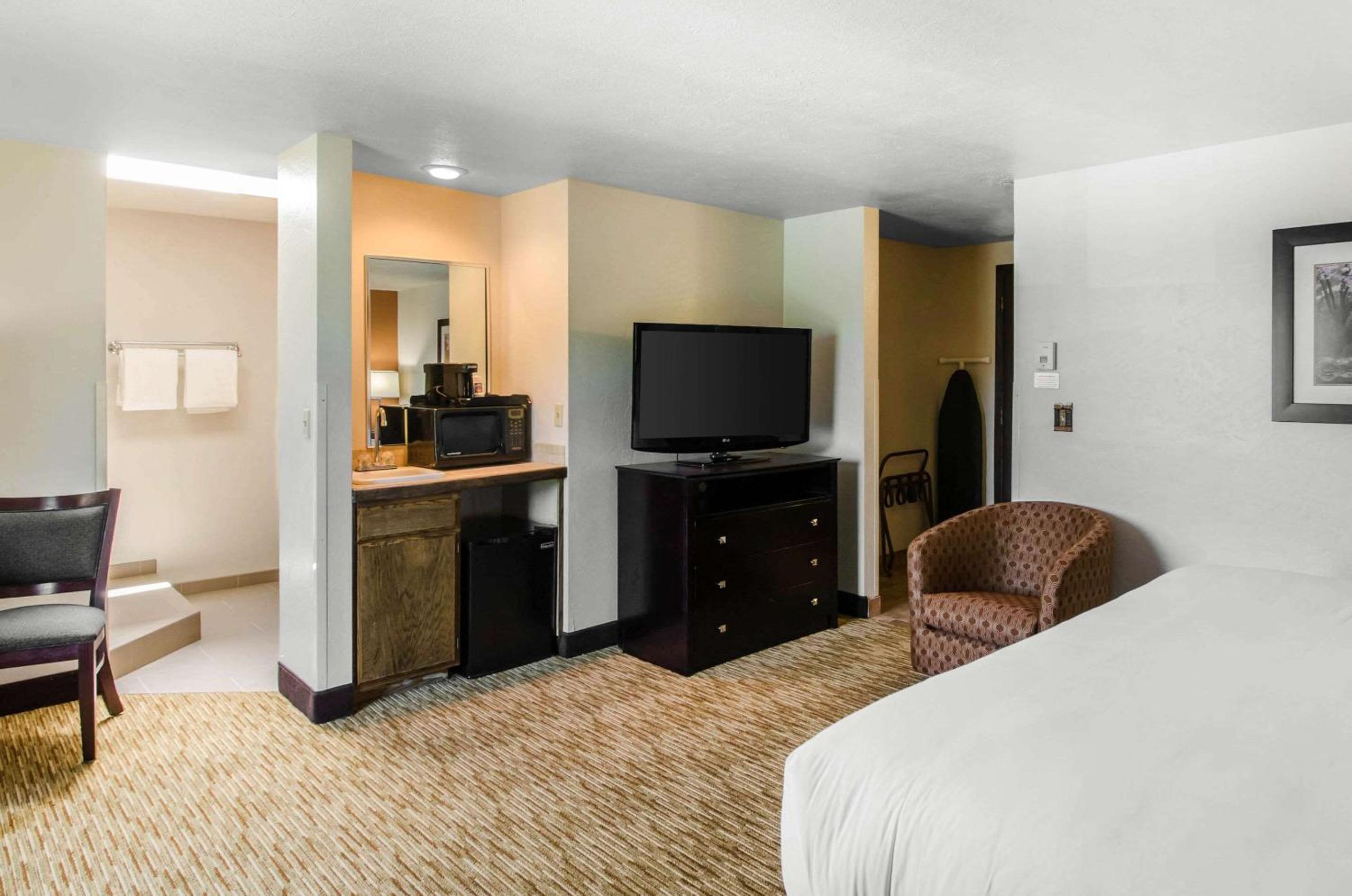 Ashland Vacations - Comfort Inn Suites Ashland - Property Image 25