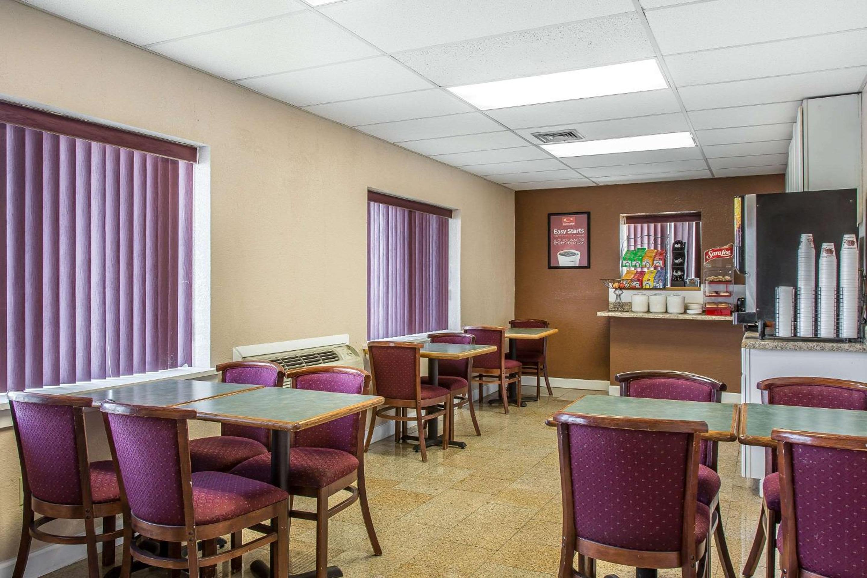 Econo Lodge Cranston - Providence view 5