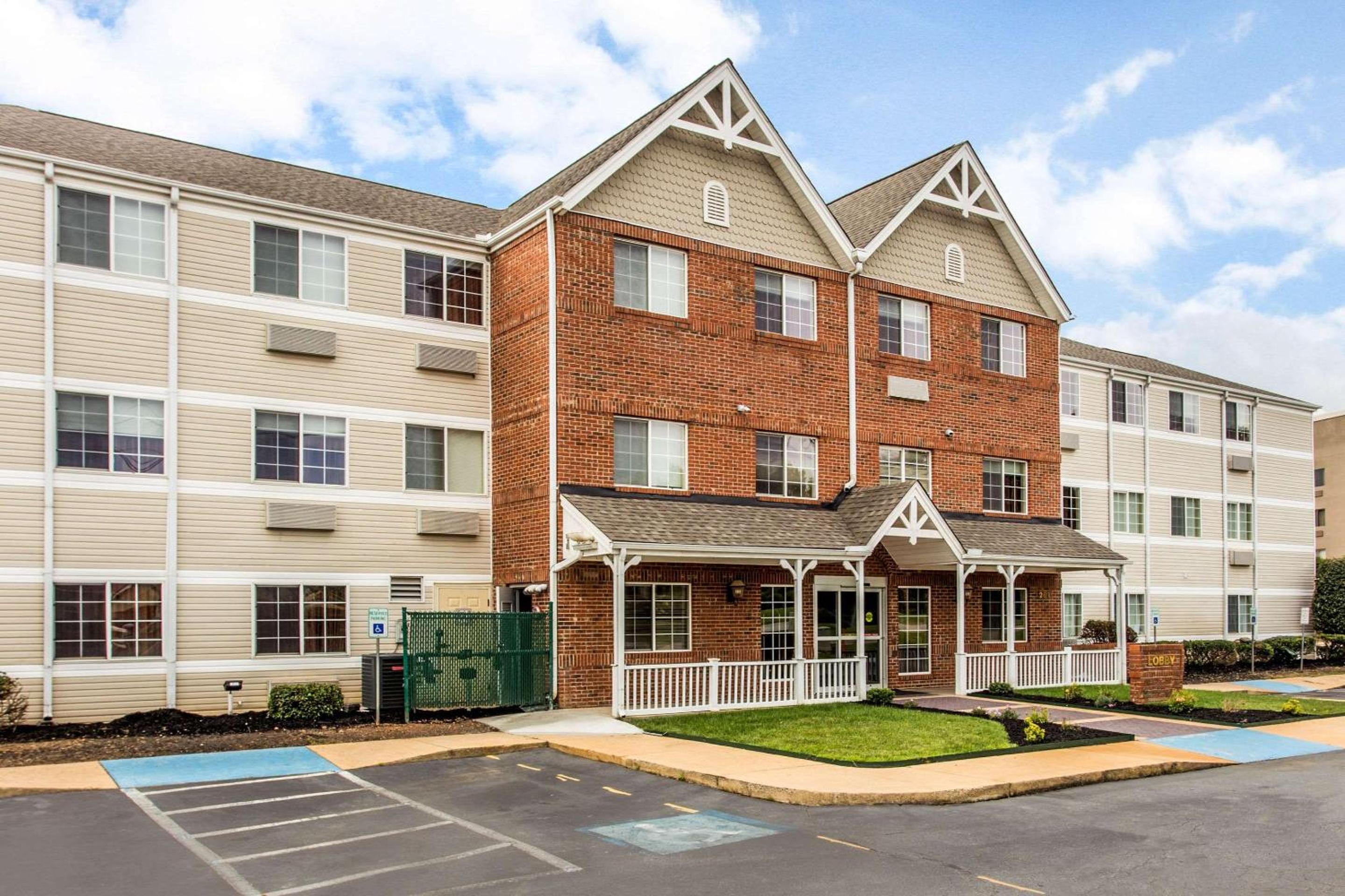 Hotel MainStay Suites Greenville Airport - Image 1