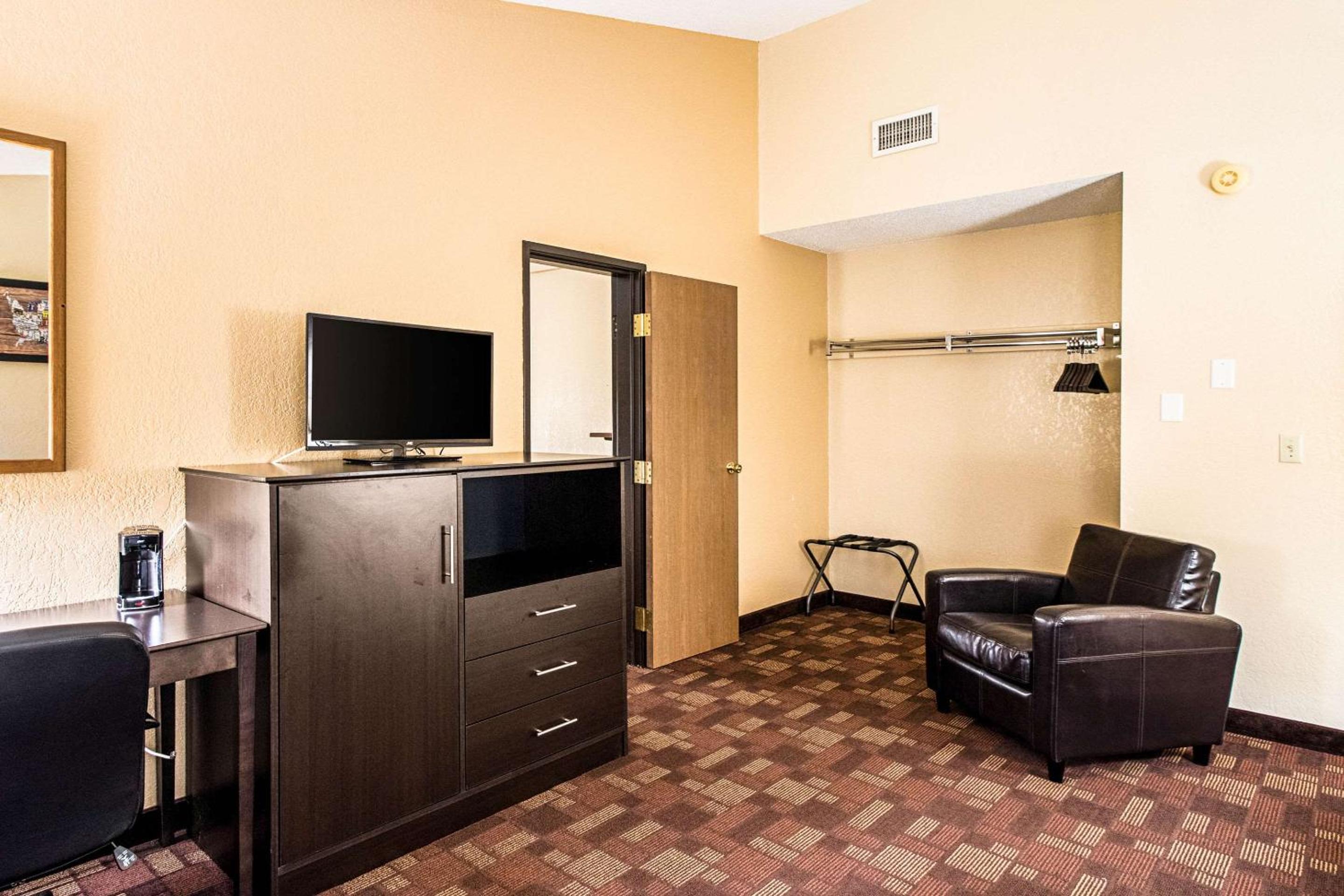 Watertown Vacations - Econo Lodge - Property Image 10