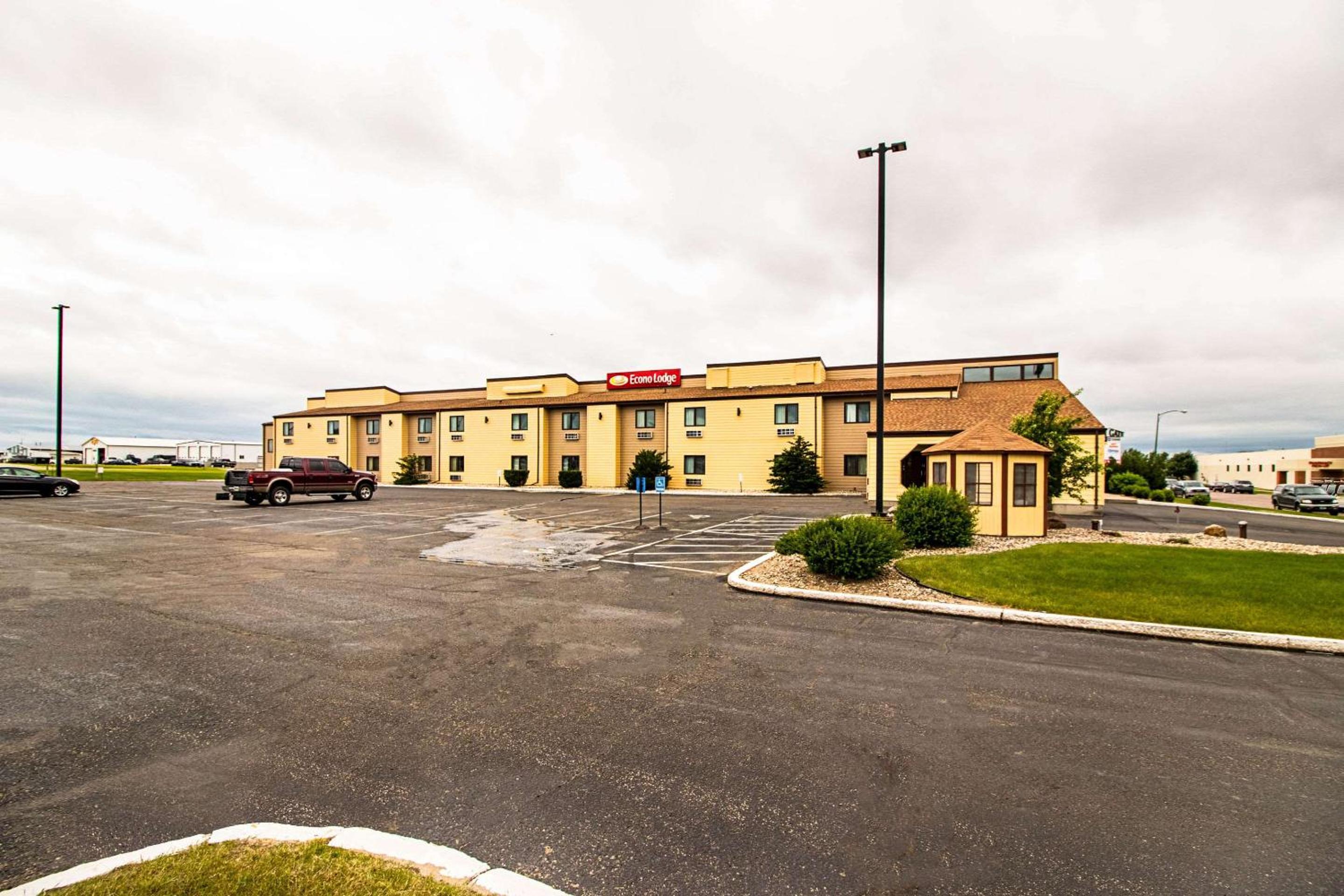 Watertown Vacations - Econo Lodge - Property Image 1