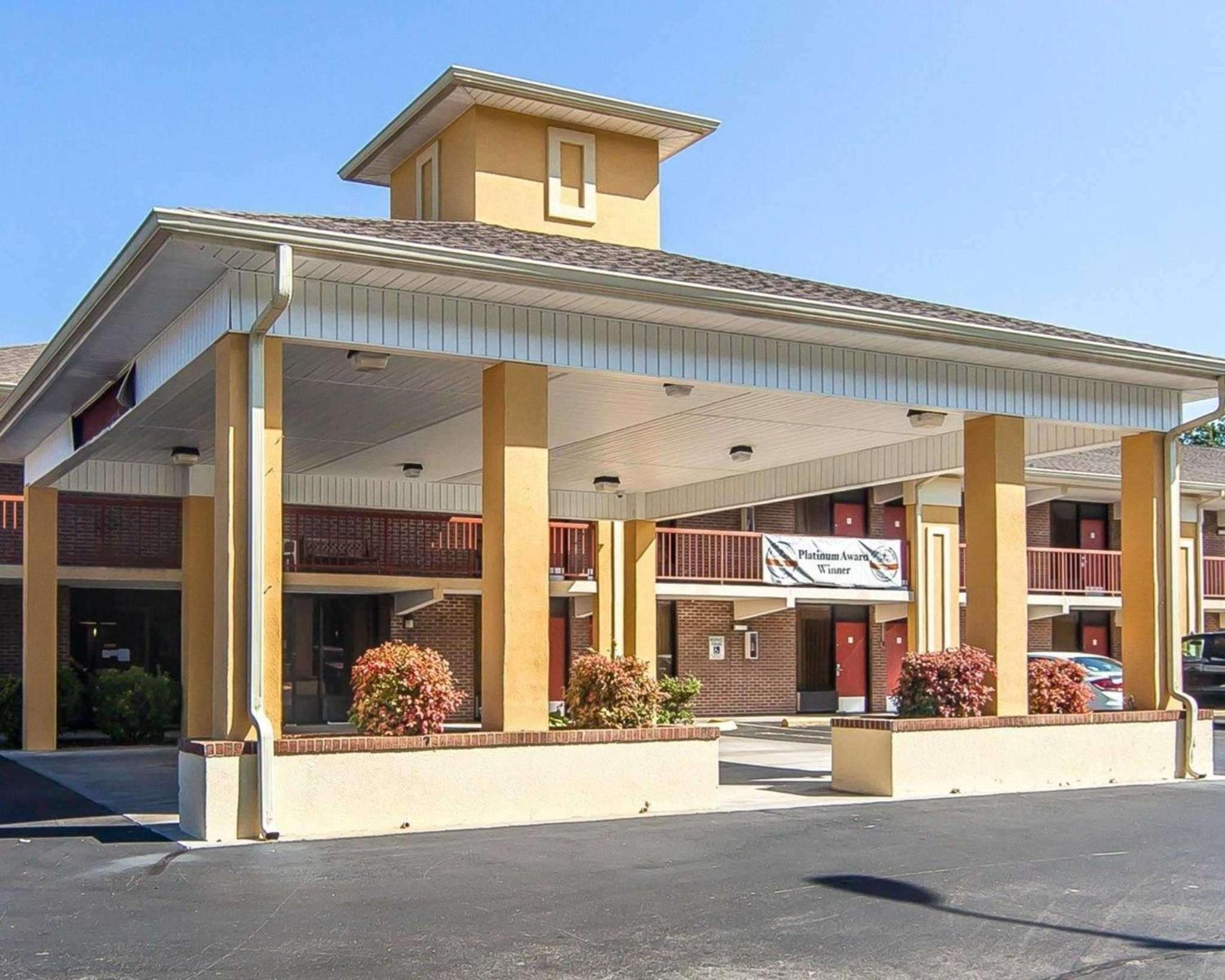 Sweetwater Vacations - Quality Inn West - Property Image 1