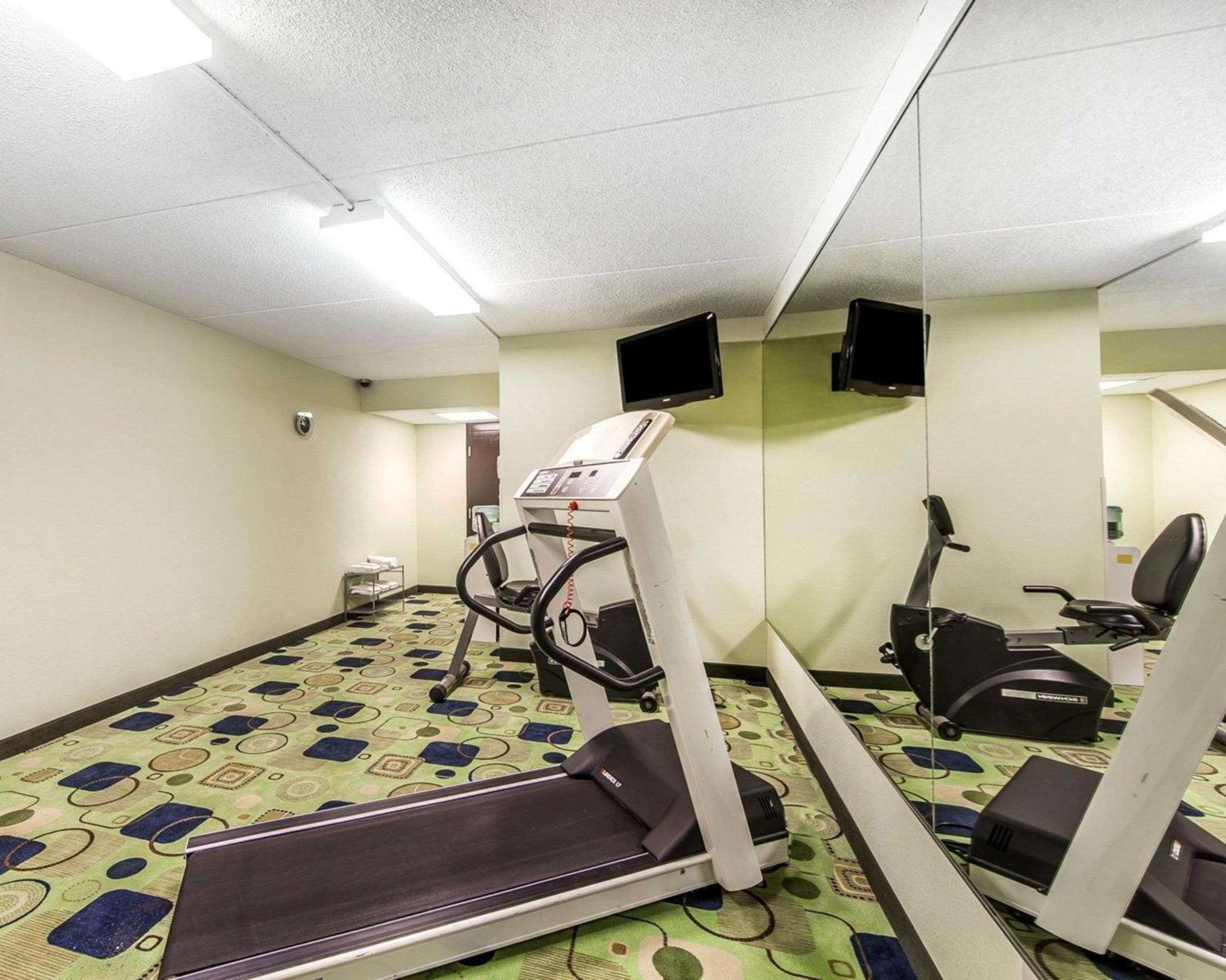 Sweetwater Vacations - Quality Inn West - Property Image 1