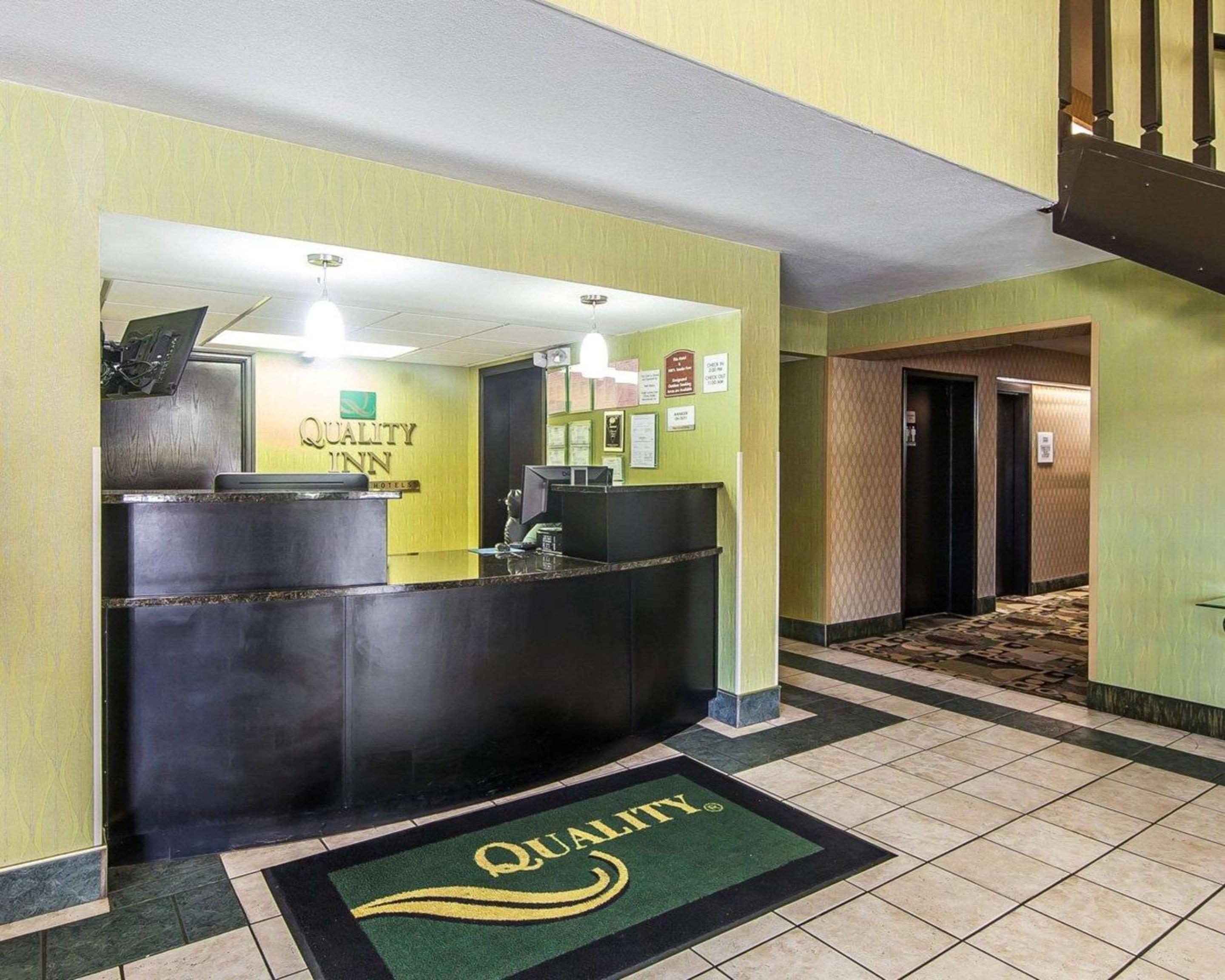 Sweetwater Vacations - Quality Inn West - Property Image 2