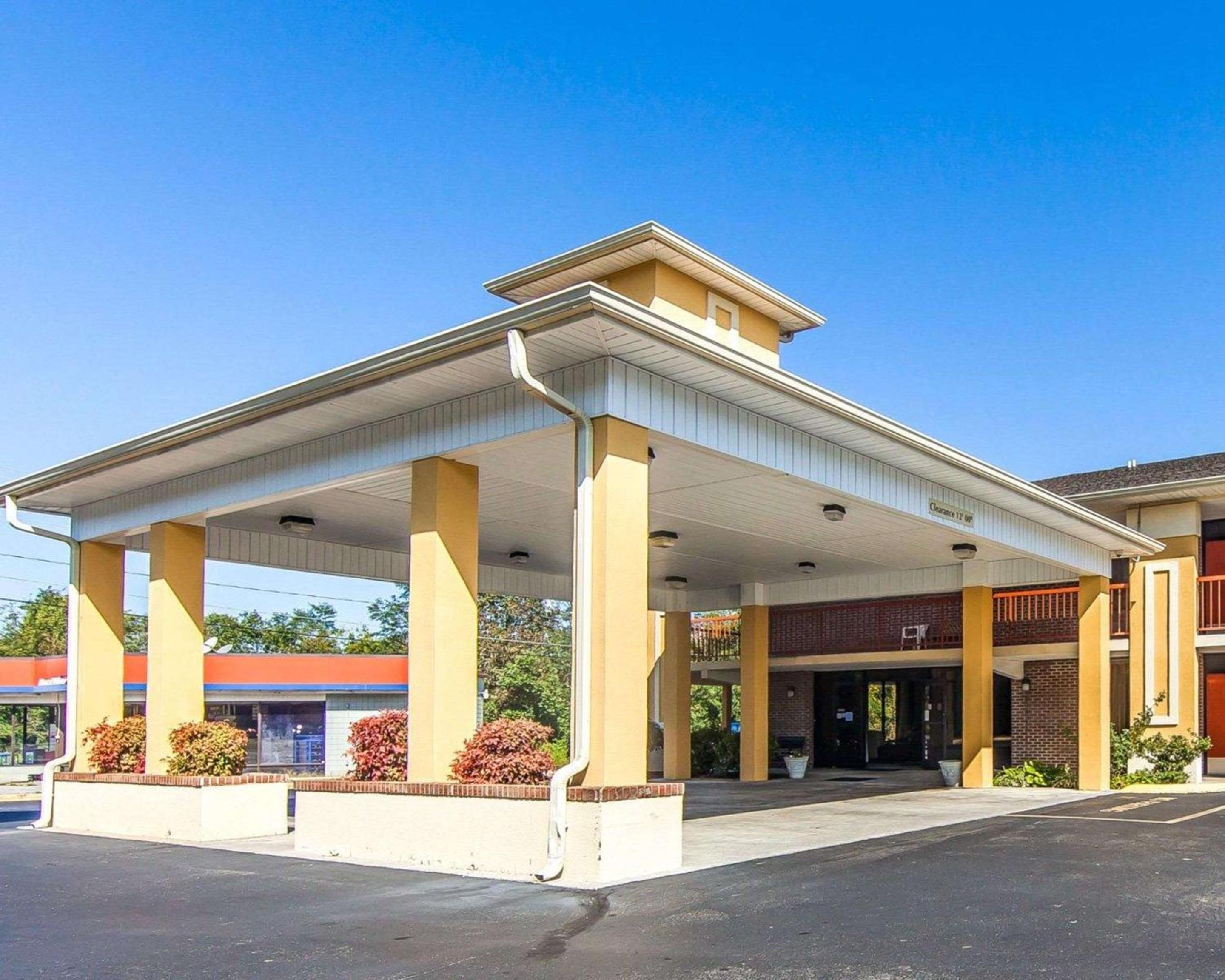 Sweetwater Vacations - Quality Inn West - Property Image 5