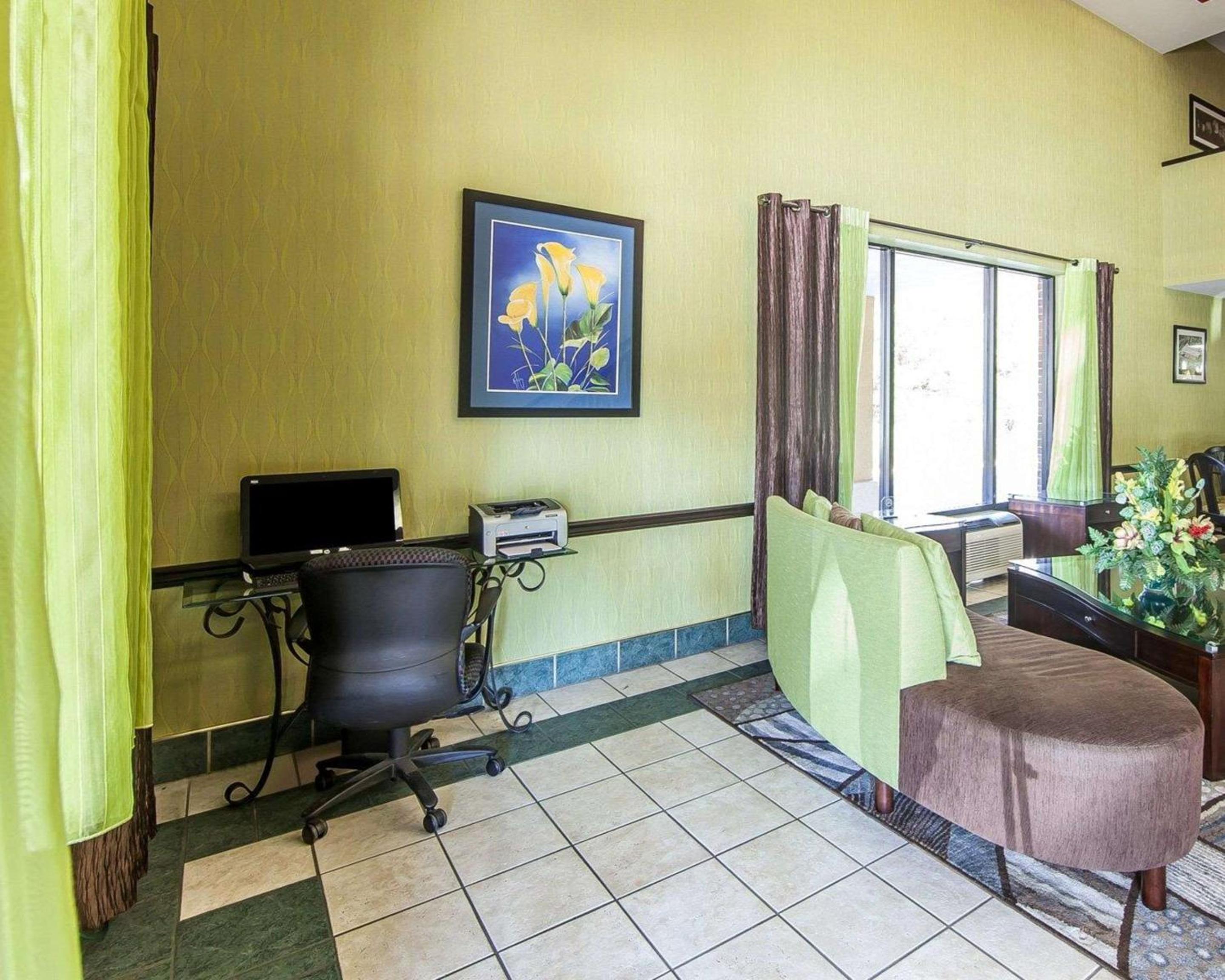 Sweetwater Vacations - Quality Inn West - Property Image 25