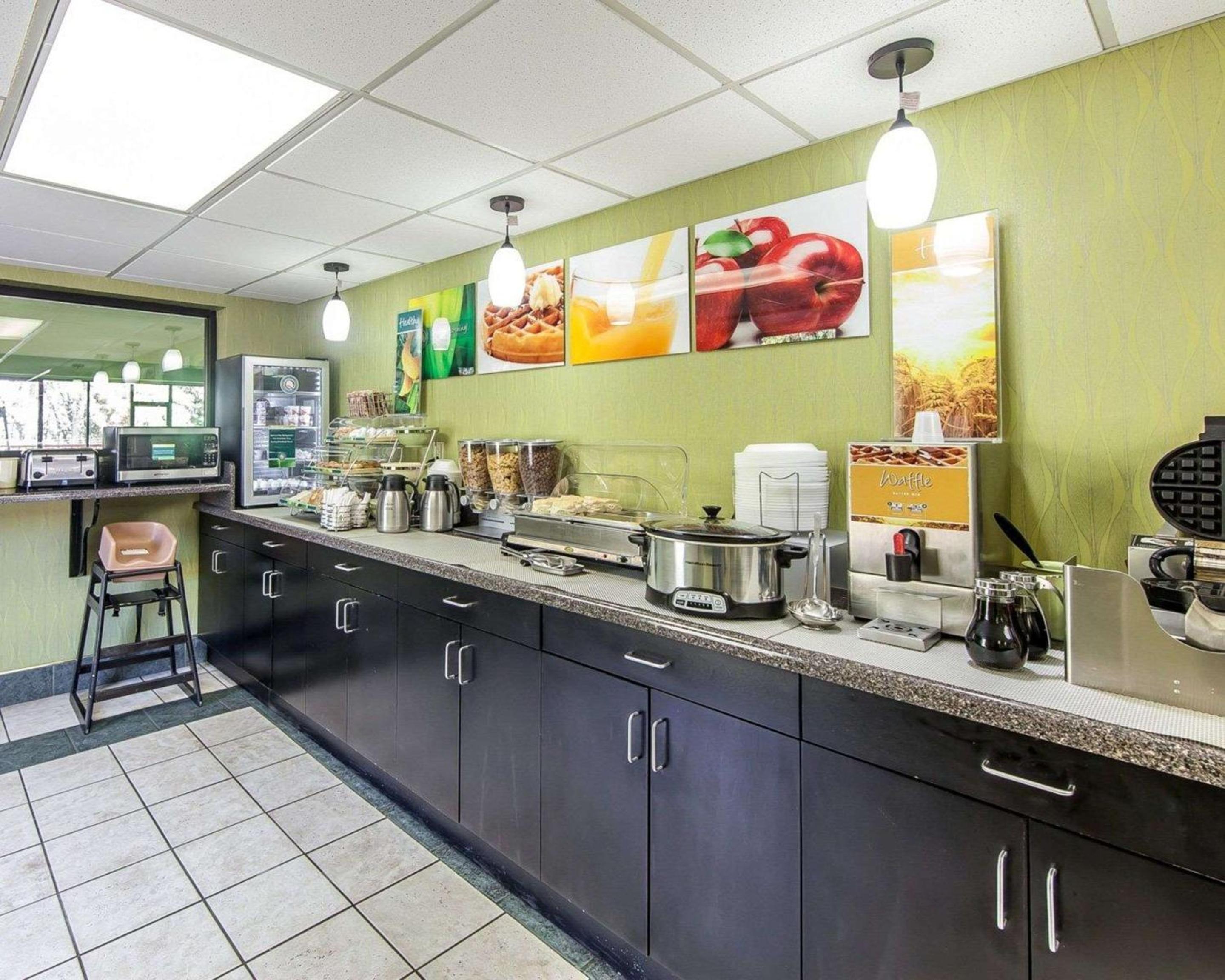 Sweetwater Vacations - Quality Inn West - Property Image 22
