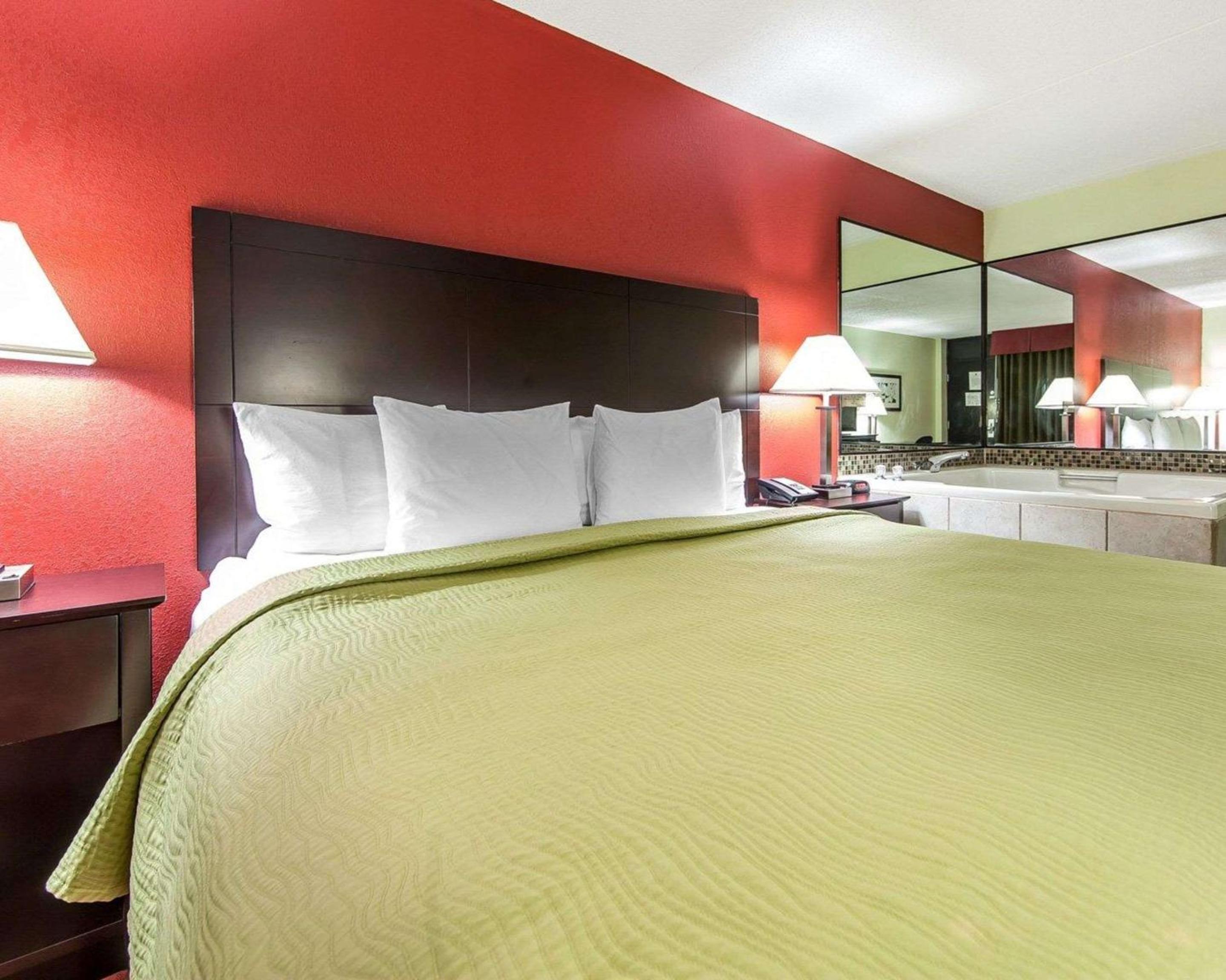 Sweetwater Vacations - Quality Inn West - Property Image 21
