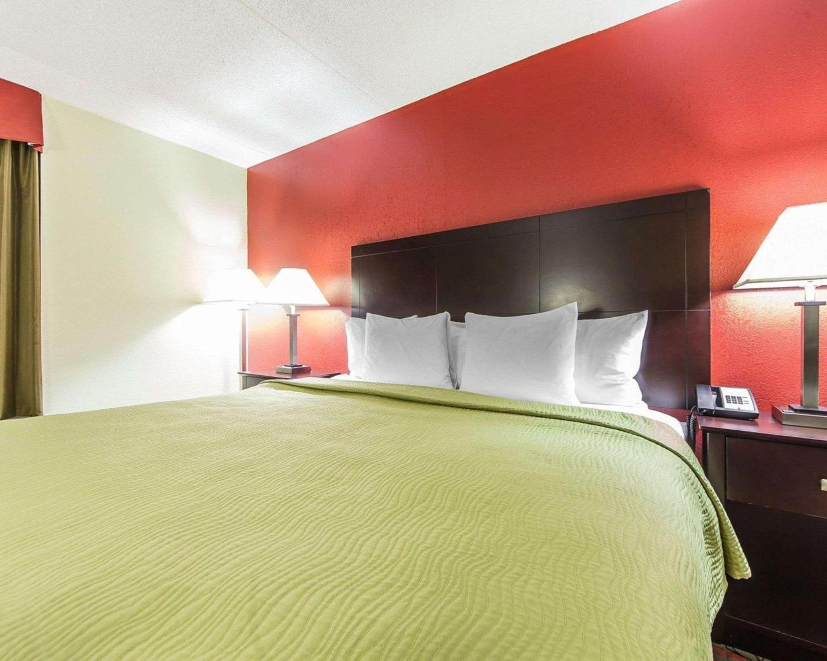 Sweetwater Vacations - Quality Inn West - Property Image 2