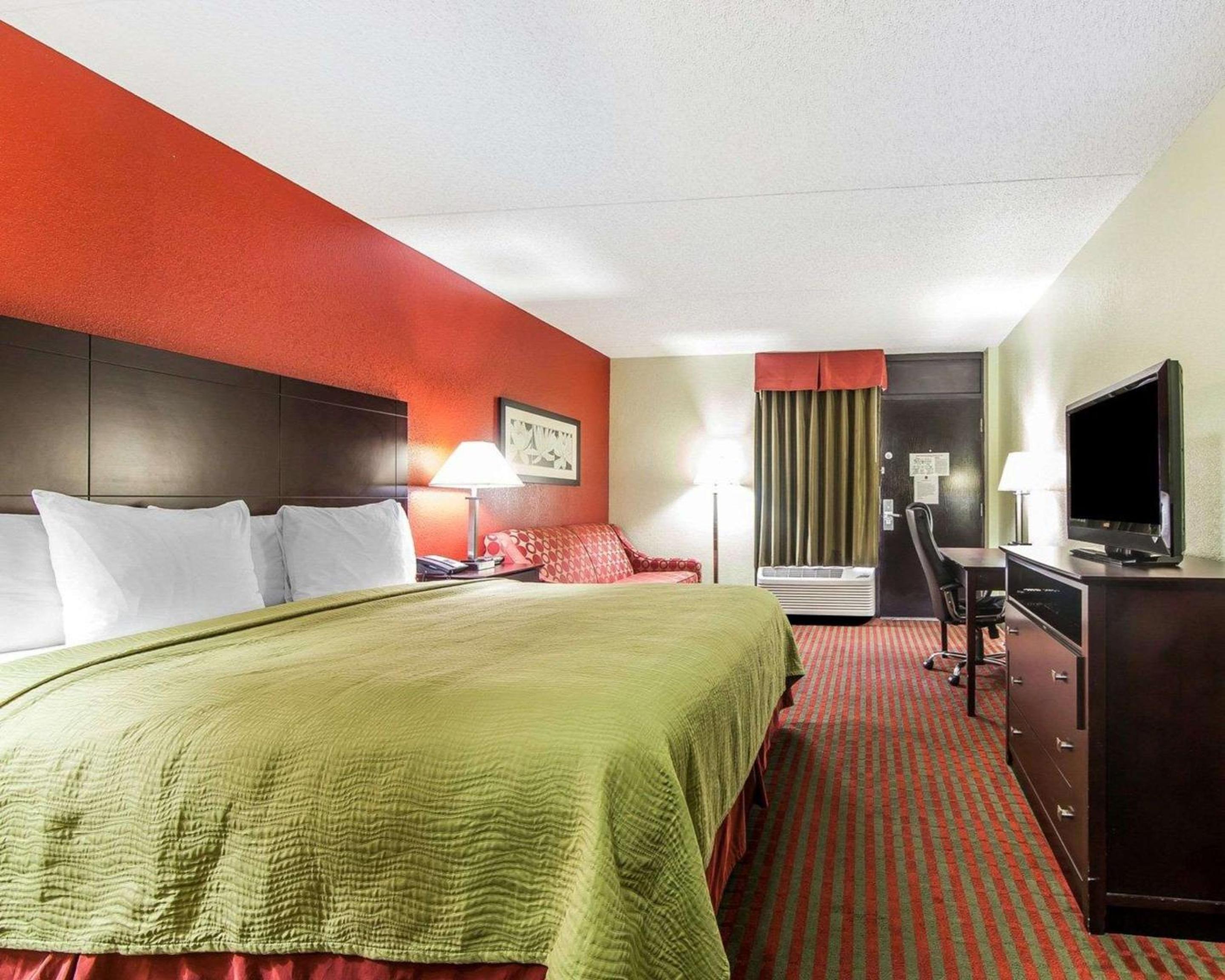 Sweetwater Vacations - Quality Inn West - Property Image 12