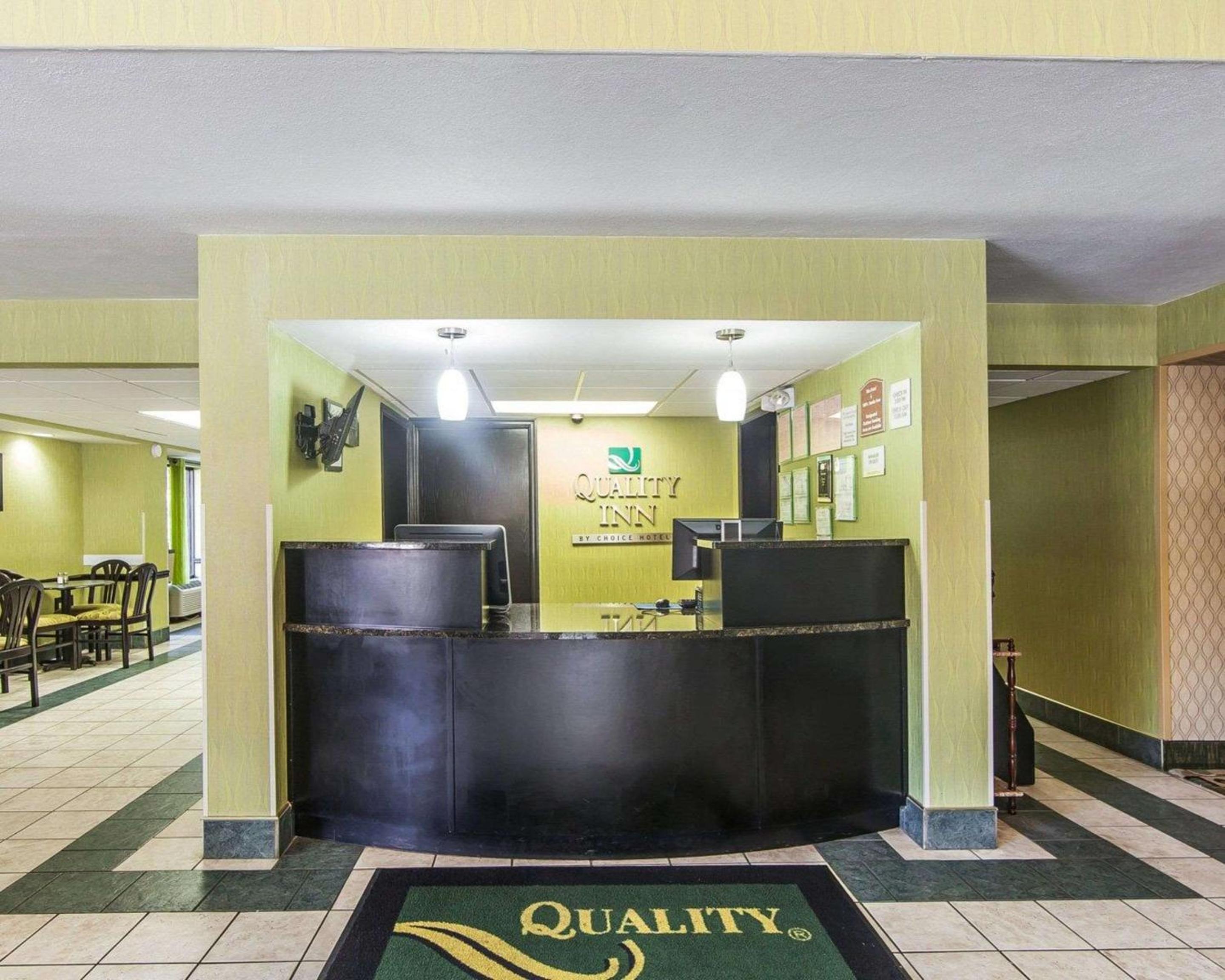 Sweetwater Vacations - Quality Inn West - Property Image 10