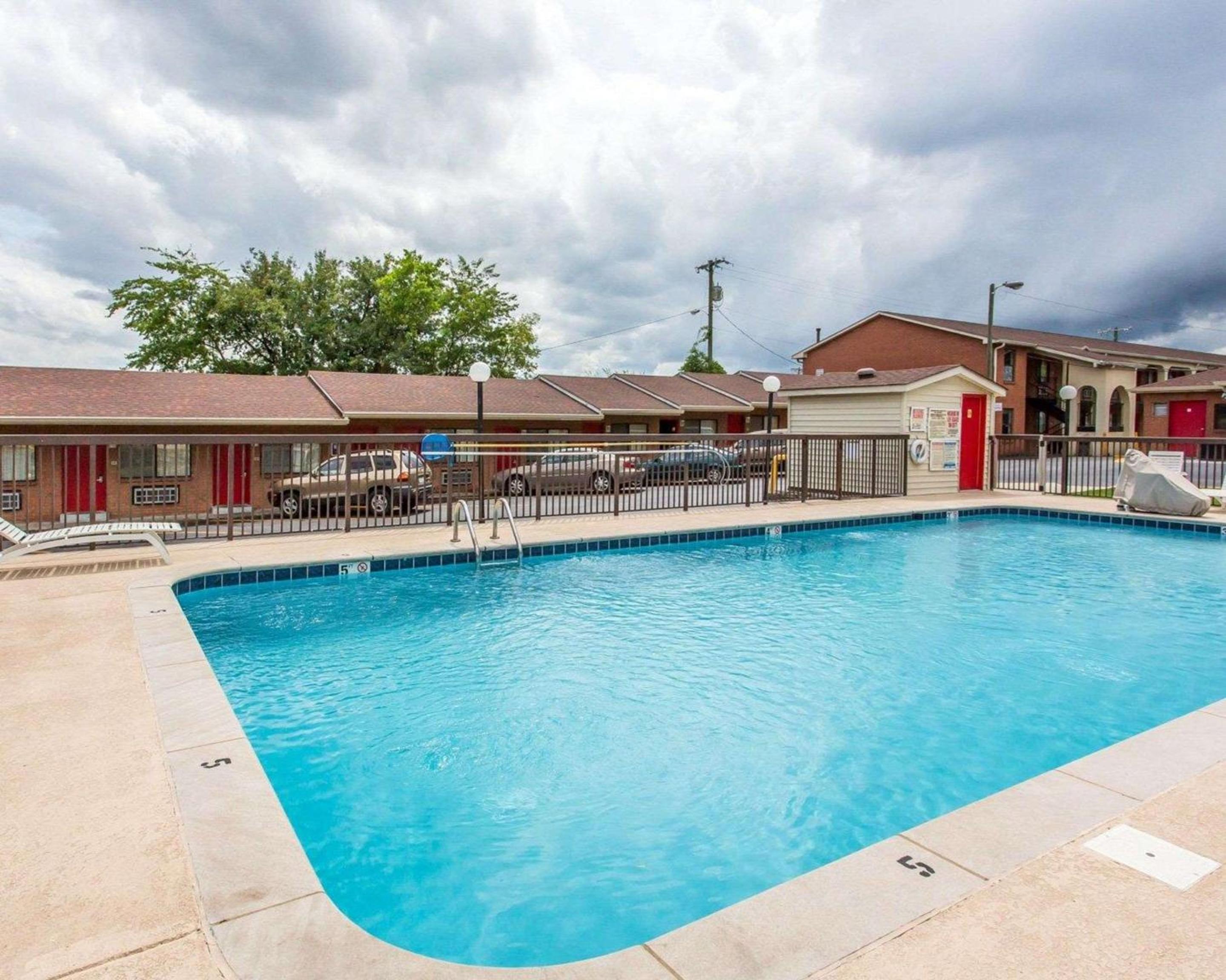 Econo Lodge Nashville North view 4
