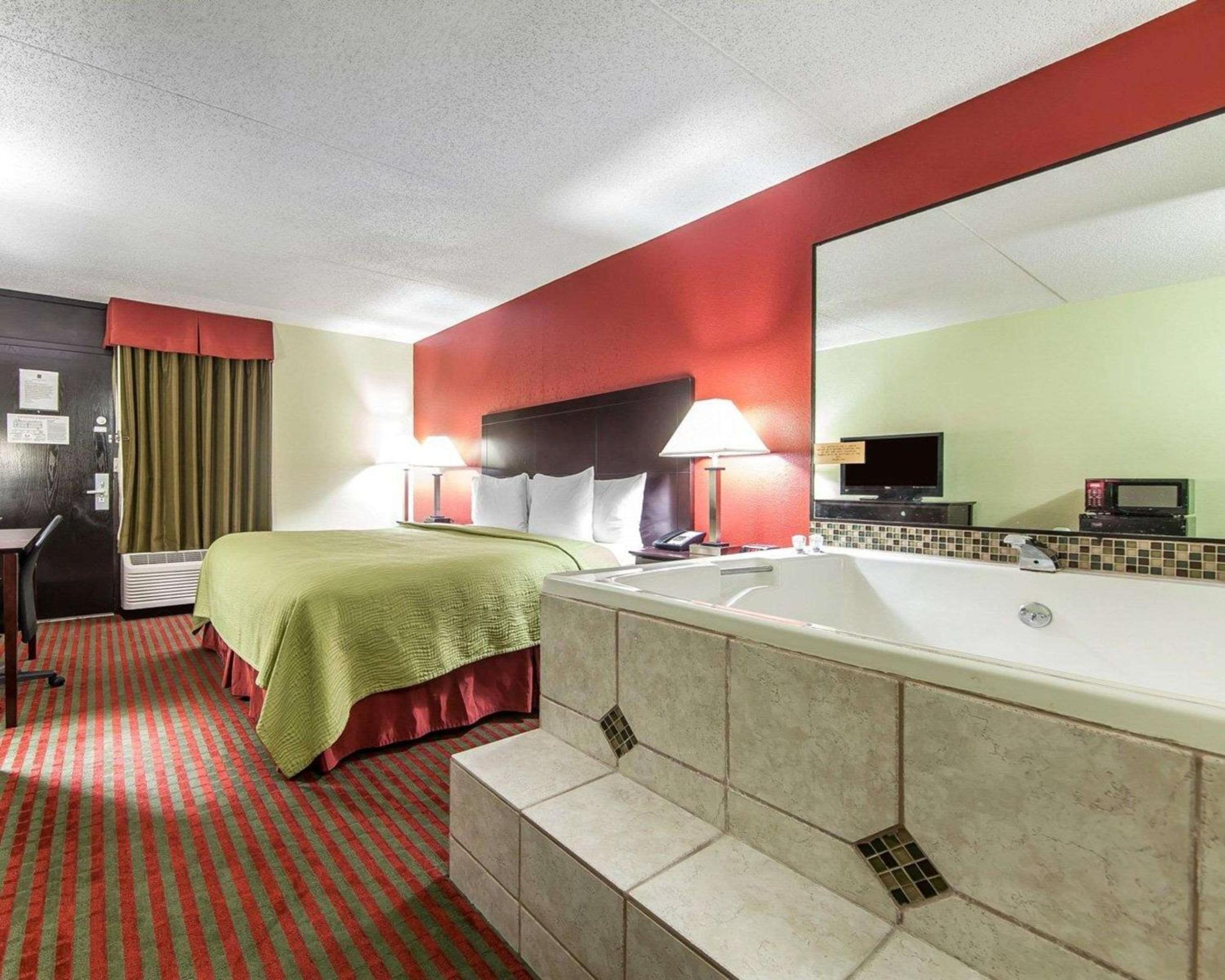 Sweetwater Vacations - Quality Inn West - Property Image 5