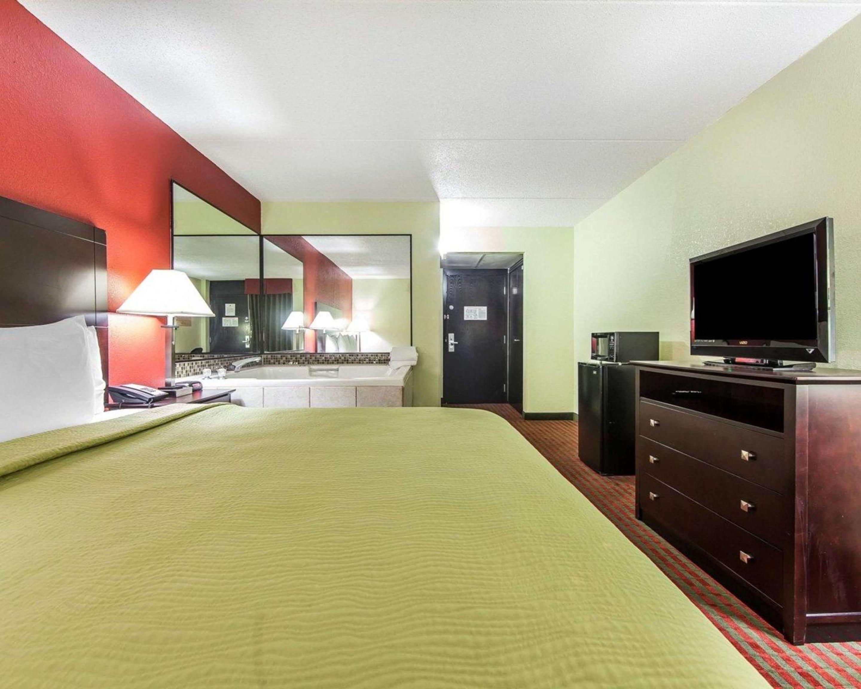 Sweetwater Vacations - Quality Inn West - Property Image 3