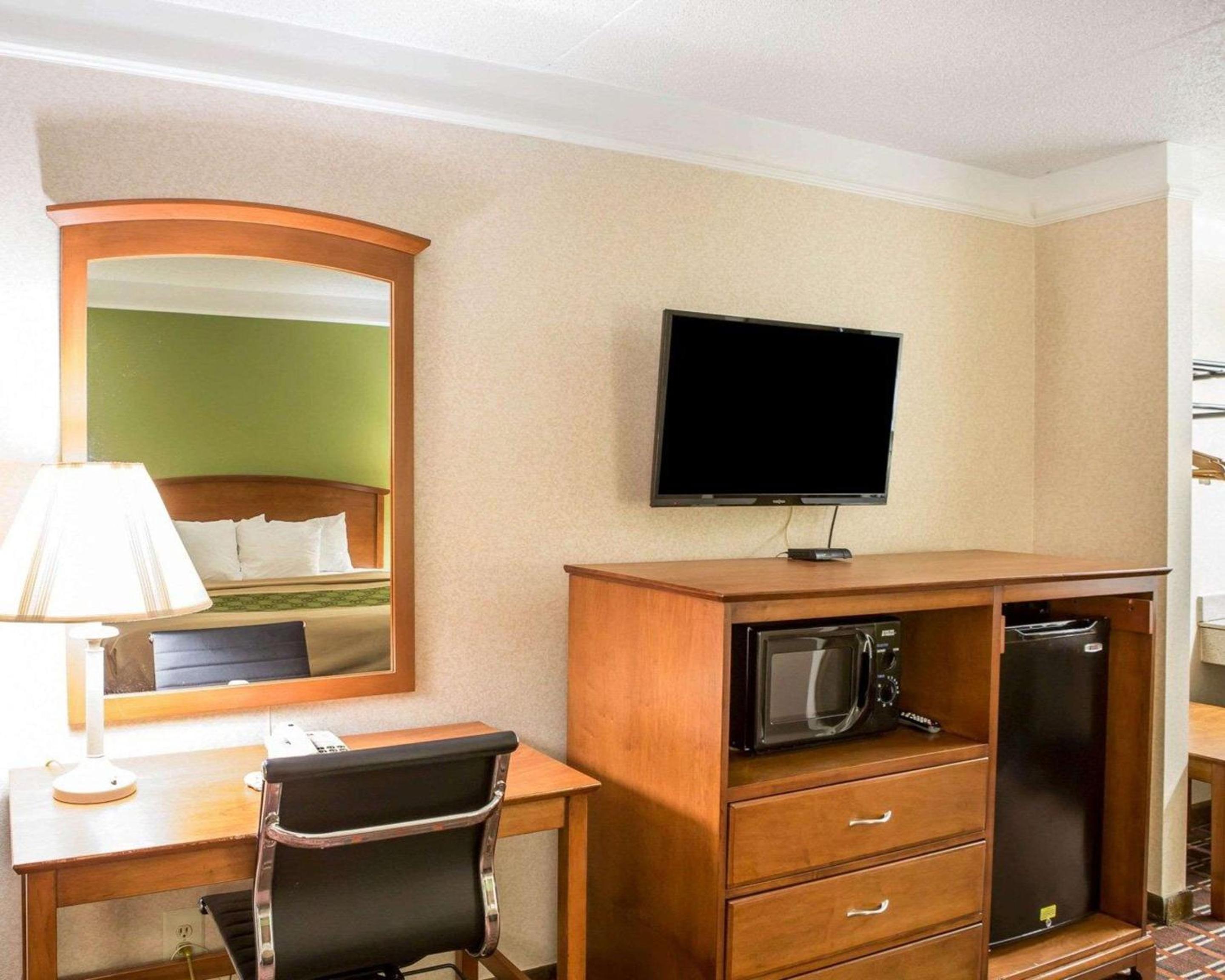Econo Lodge North view 3
