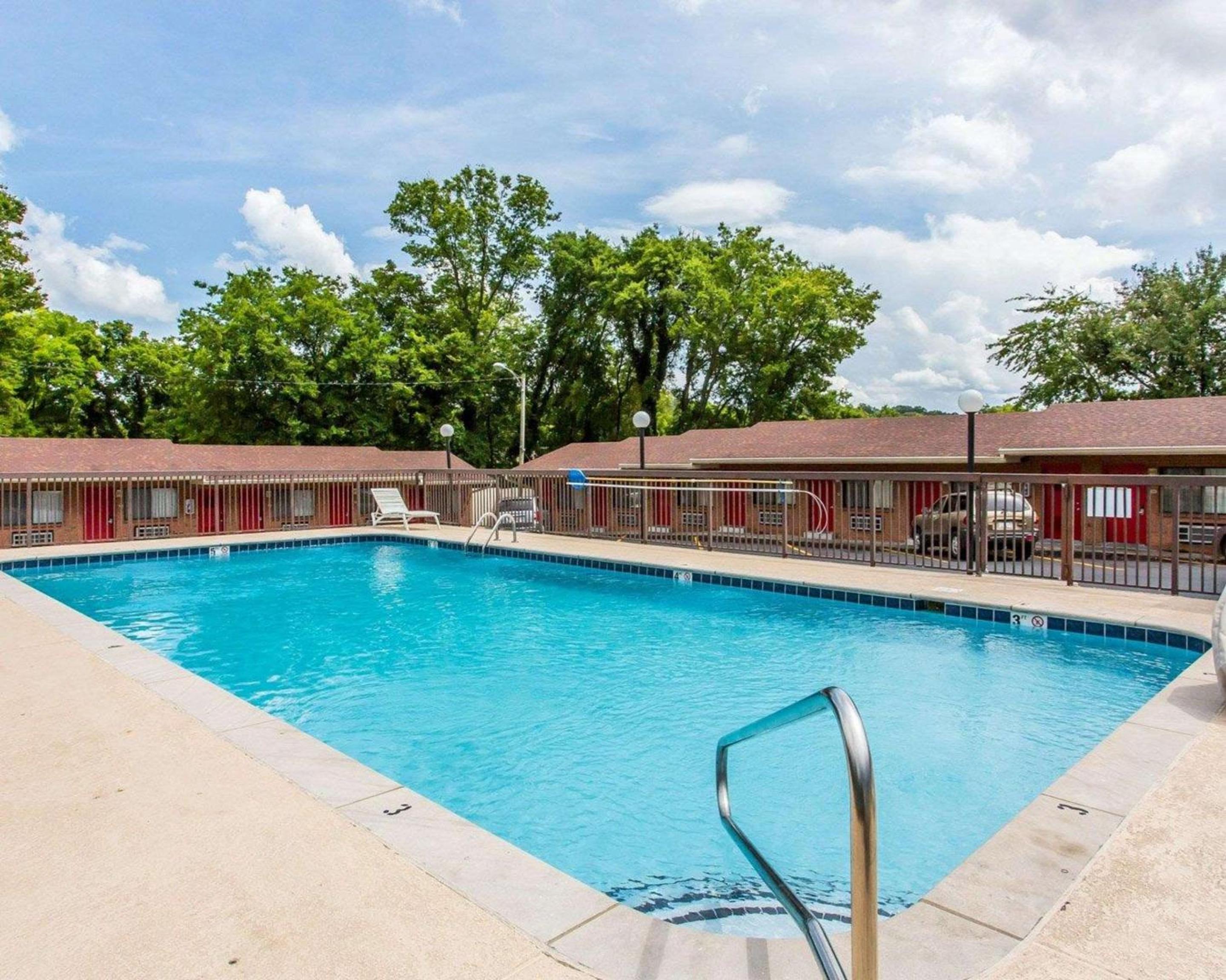 Econo Lodge Nashville North view 3