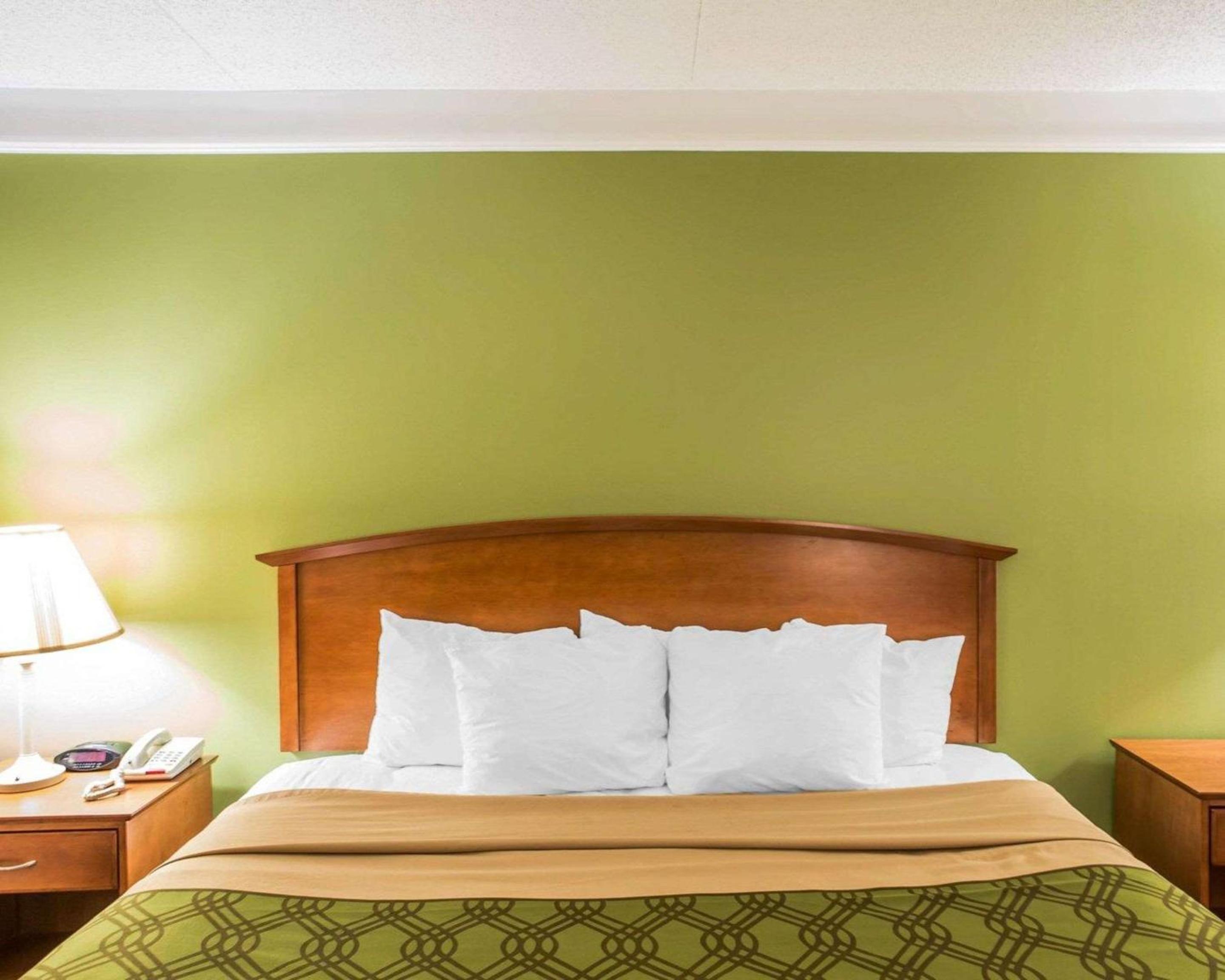 Econo Lodge North view 4