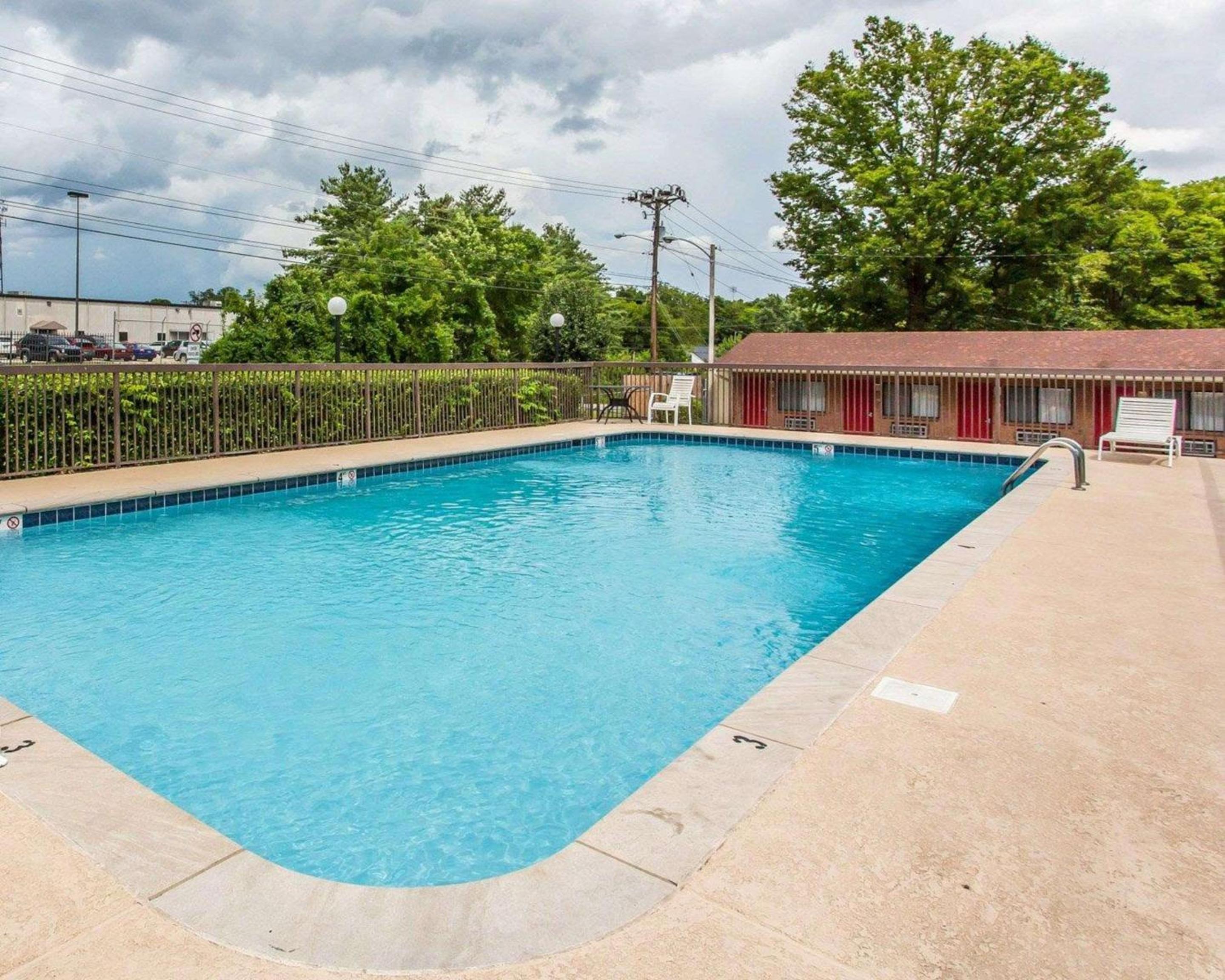 Econo Lodge Nashville North view 2