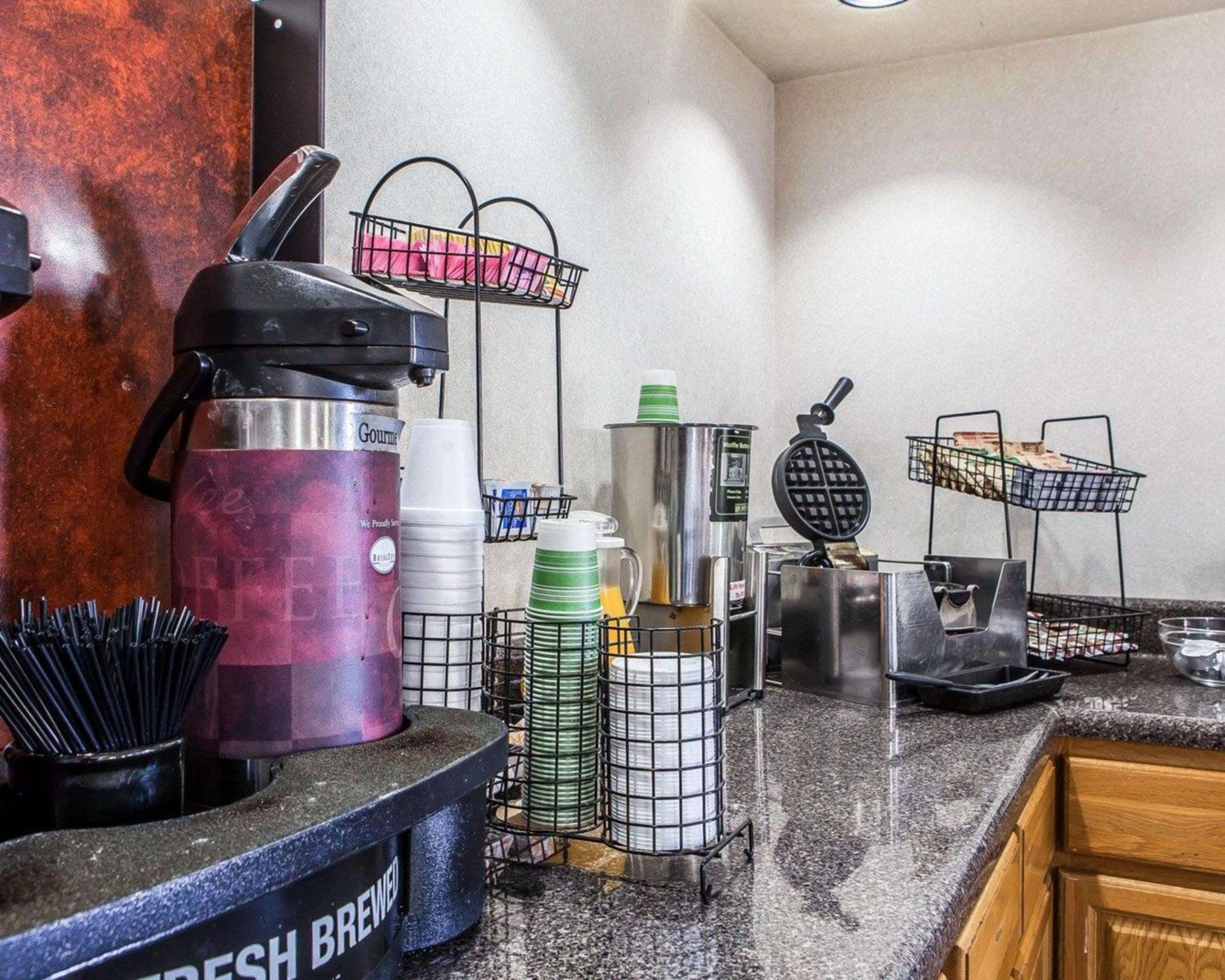 Sweetwater Vacations - Rodeway Inn - Property Image 5