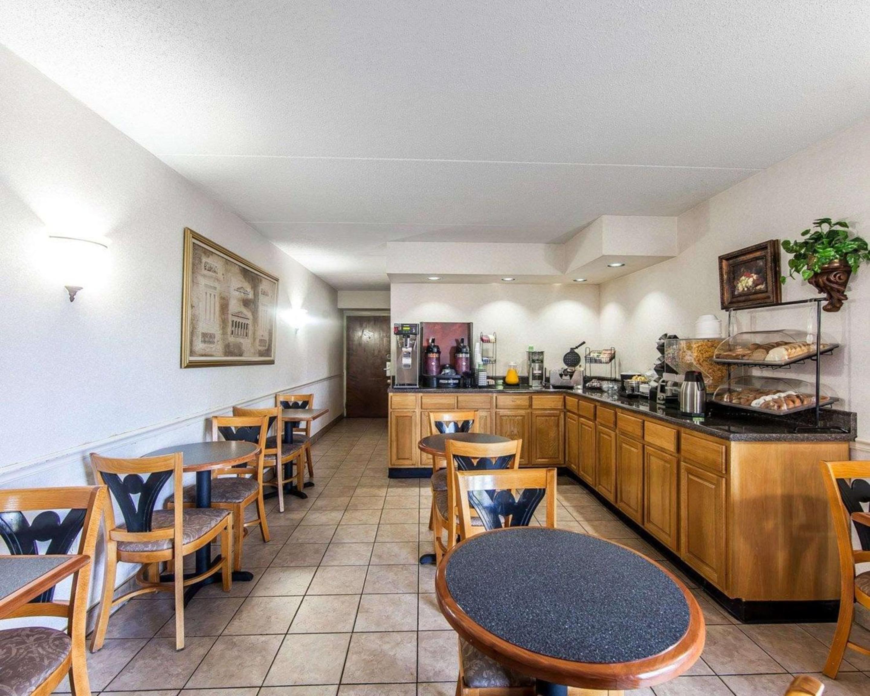 Sweetwater Vacations - Rodeway Inn - Property Image 11