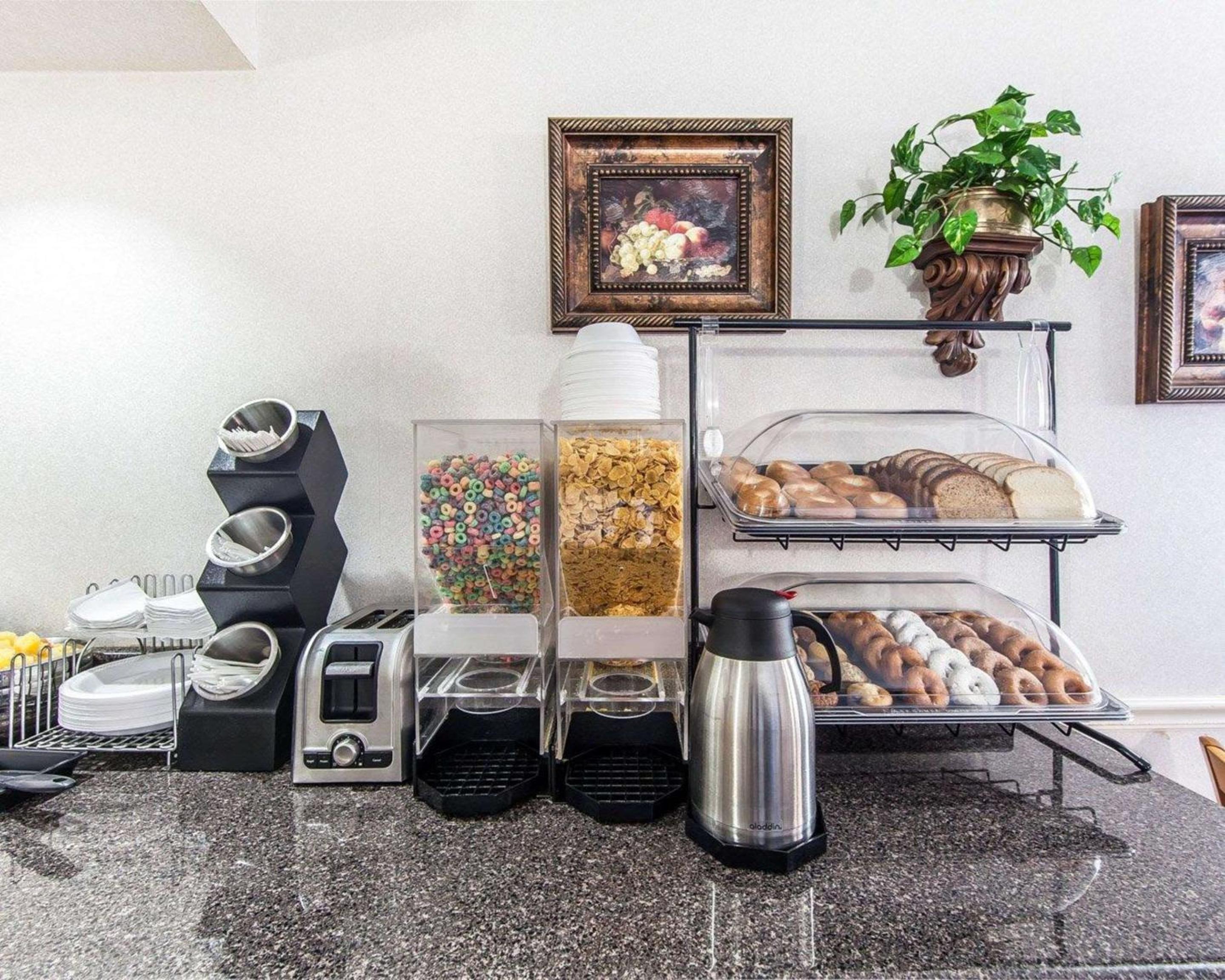 Sweetwater Vacations - Rodeway Inn - Property Image 7