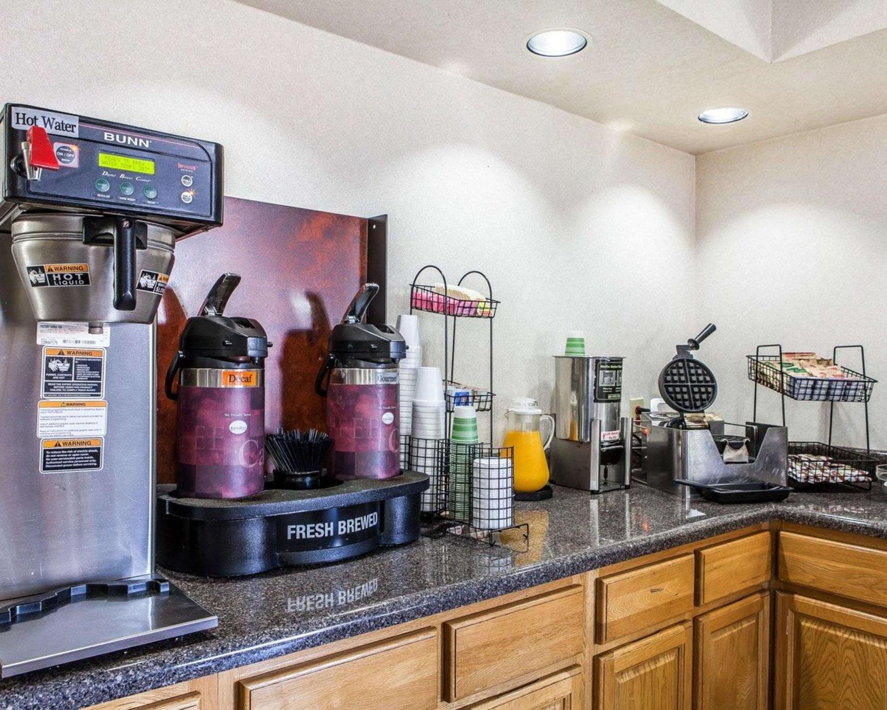 Sweetwater Vacations - Rodeway Inn - Property Image 10